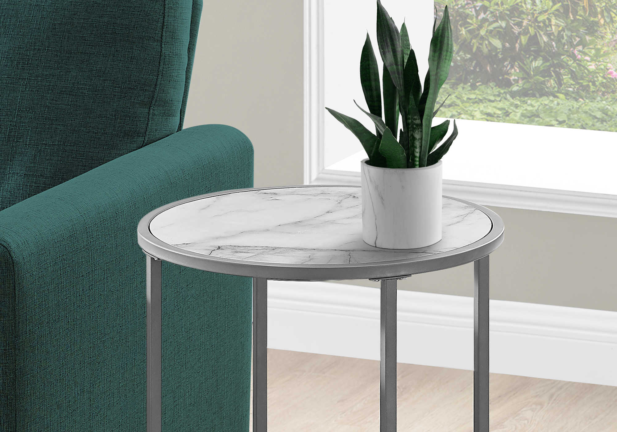 TABLE DE CHEVET - 24"H / FAUX MARBRE BLANC / METAL ARGENT – I 2205.