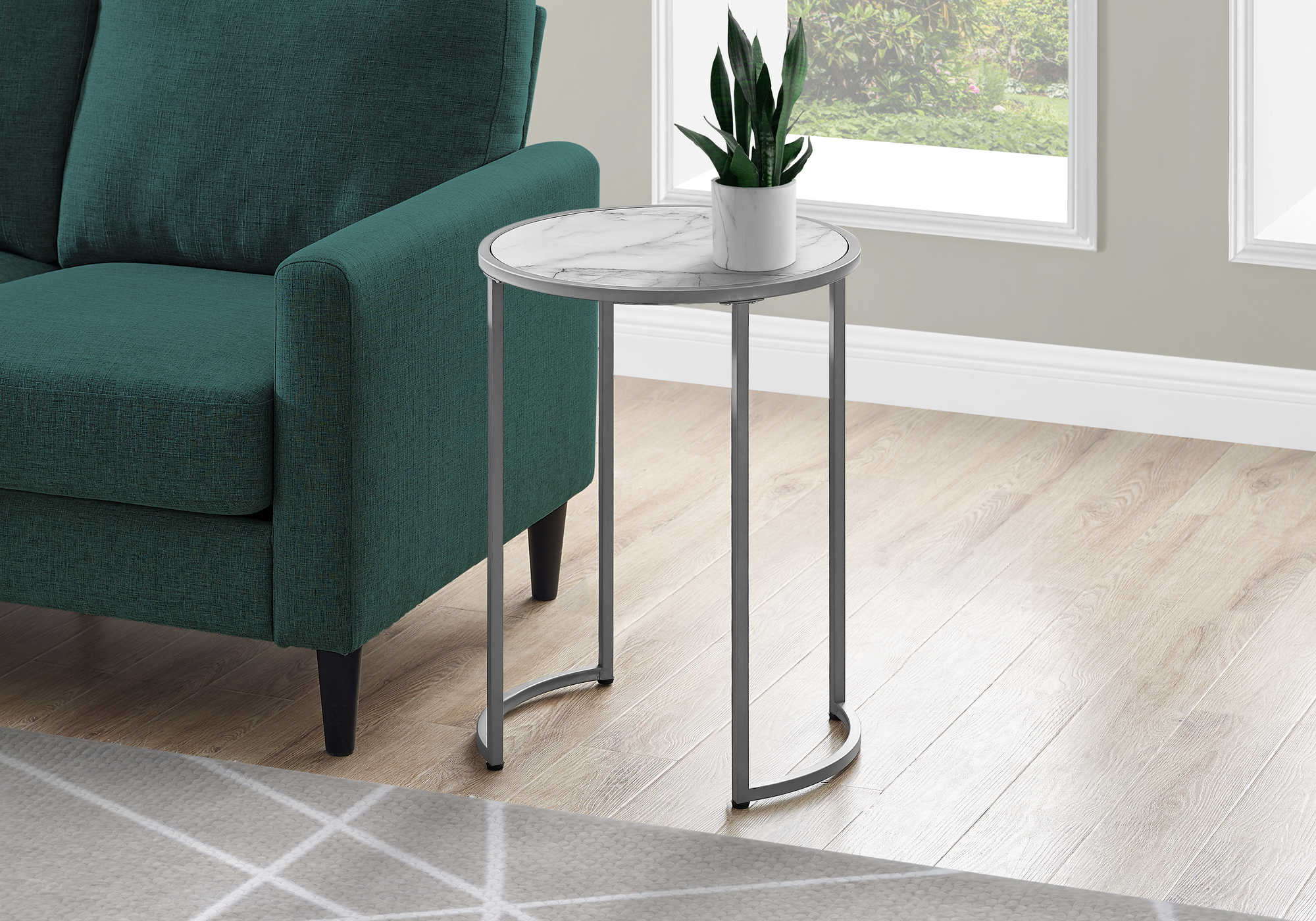 TABLE DE CHEVET - 24"H / FAUX MARBRE BLANC / METAL ARGENT – I 2205.