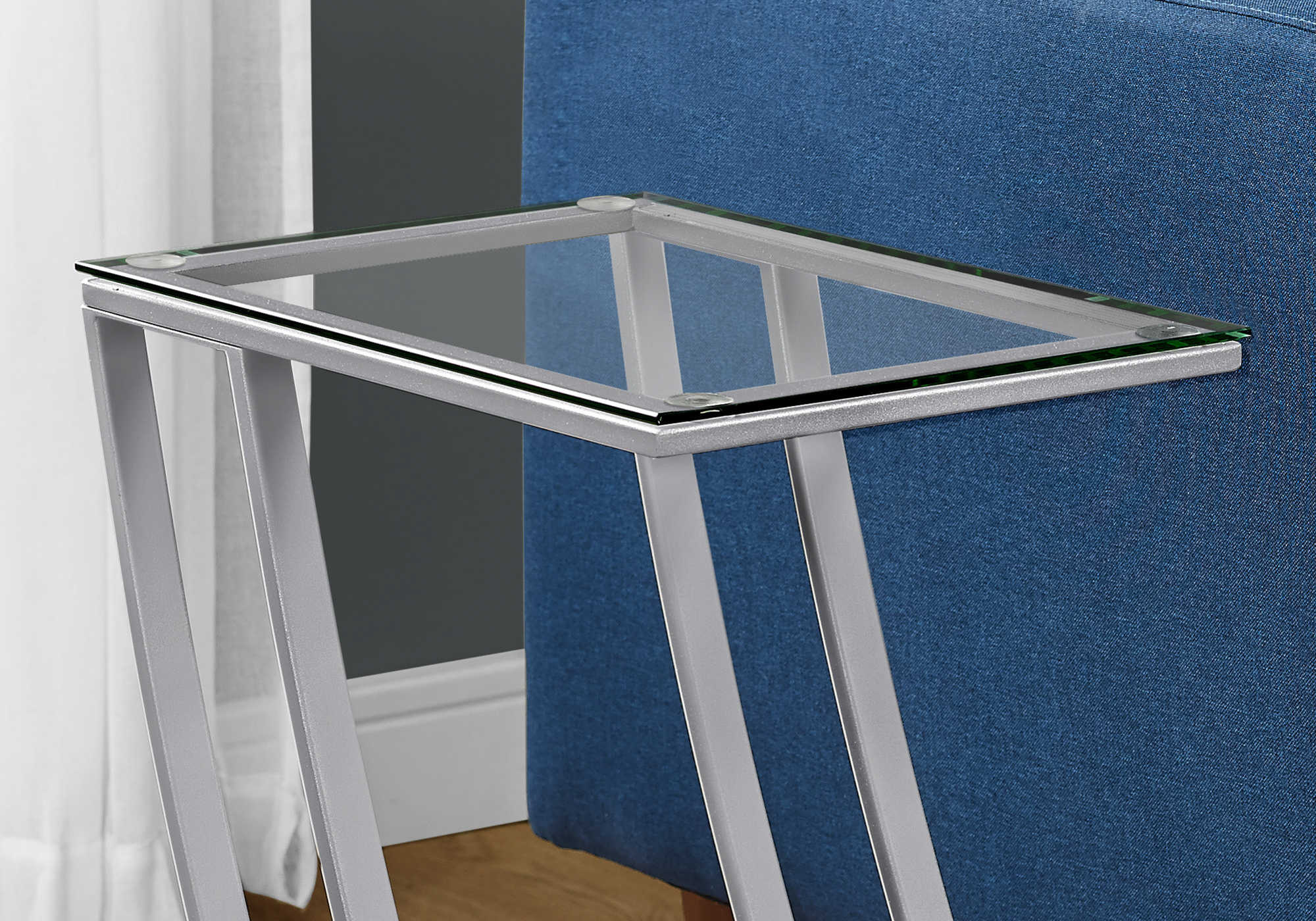 TABLE DE CHEVET - METAL ARGENT AVEC VERRE TREMPE – I 3090.