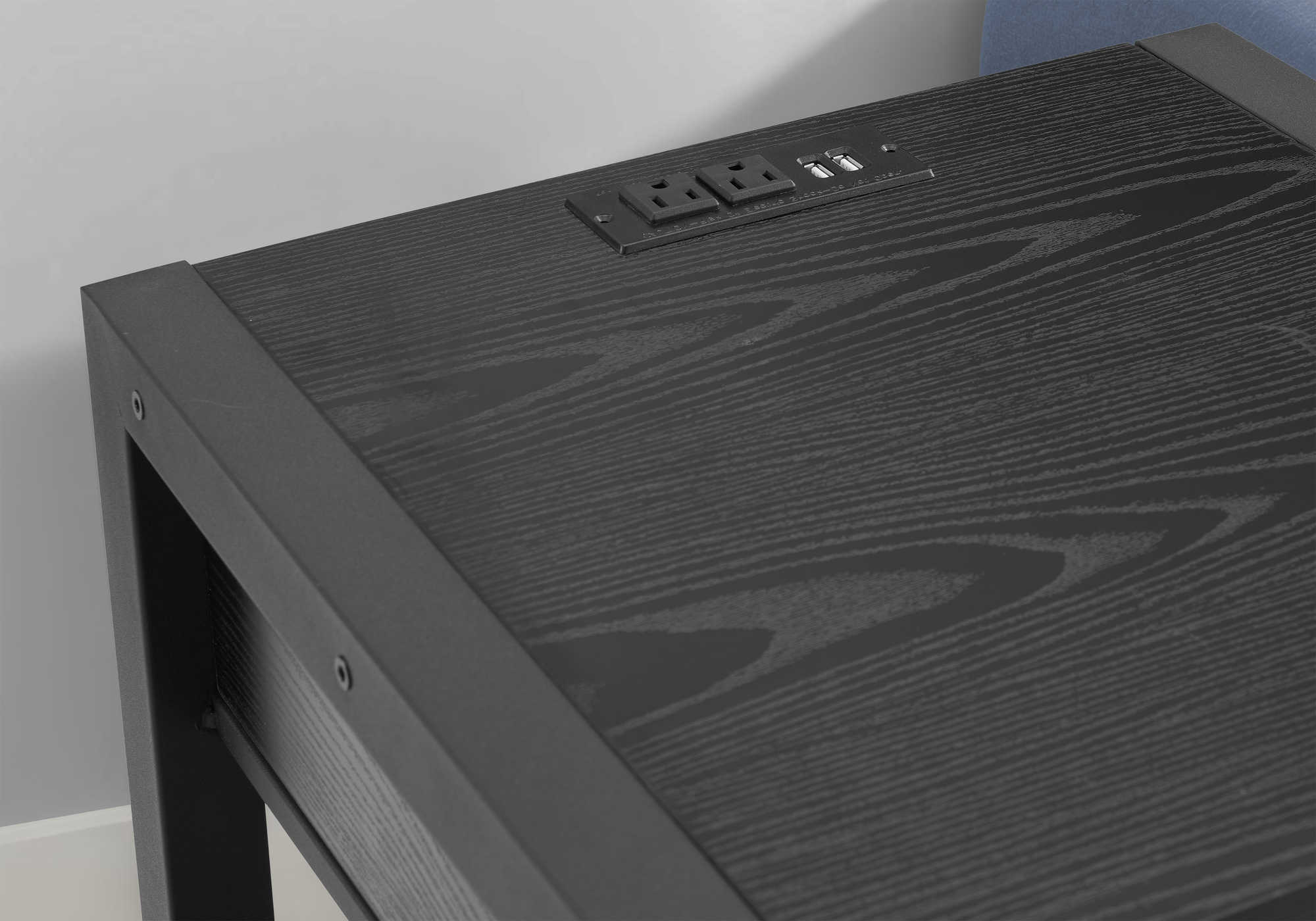 TABLE D'APPOINT - 24"H / CHENE NOIR / METAL NOIR USB / PRISE – I 3202