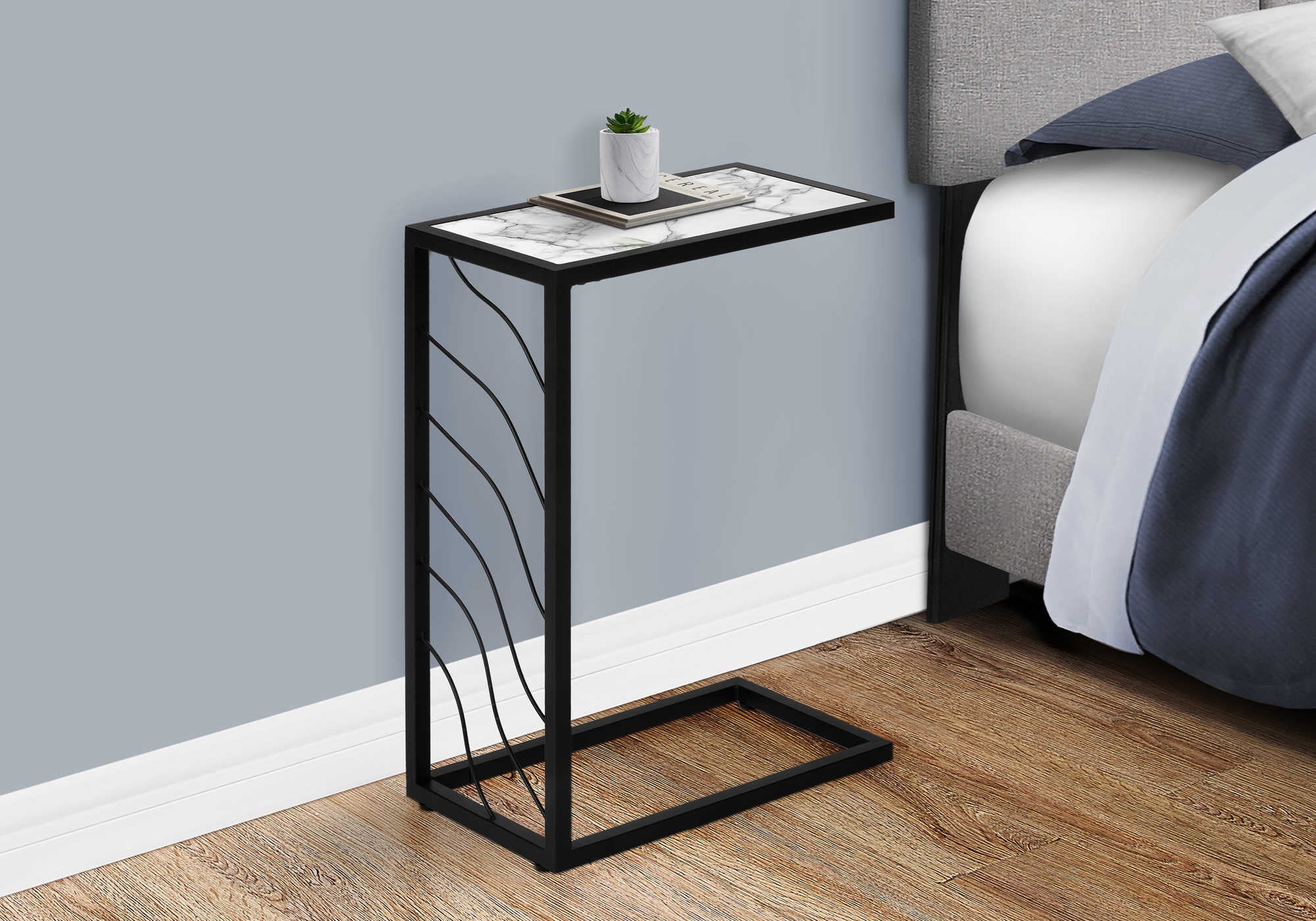 TABLE DE CHEVET - 25"H / FAUX MARBRE BLANC / METAL NOIR – I 3300.