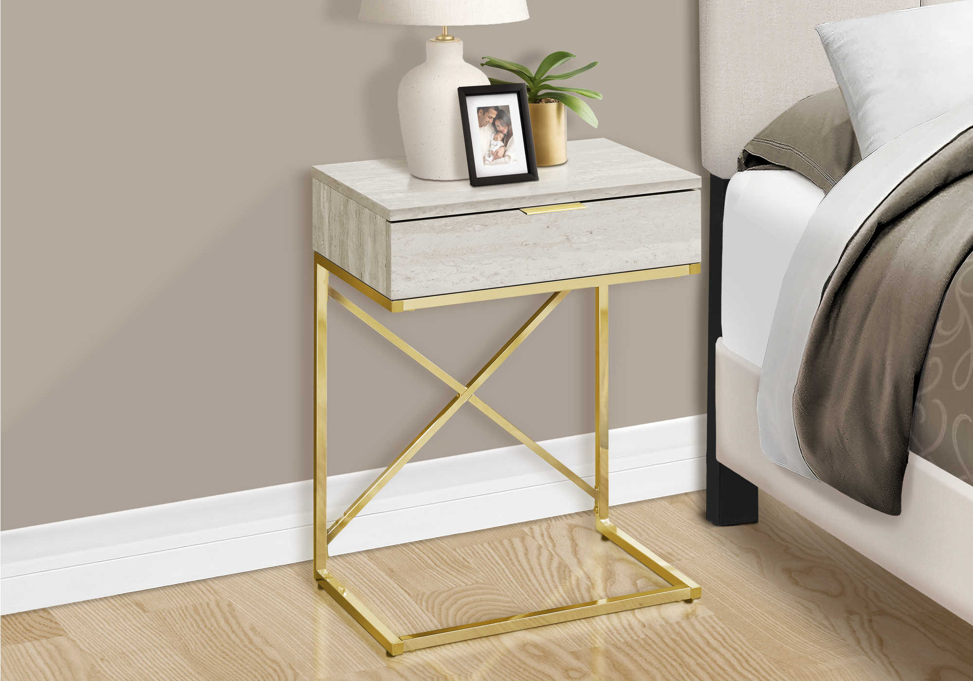 TABLE DE CHEVET - 24"H / MARBRE BEIGE / METAL OR – I 3473.