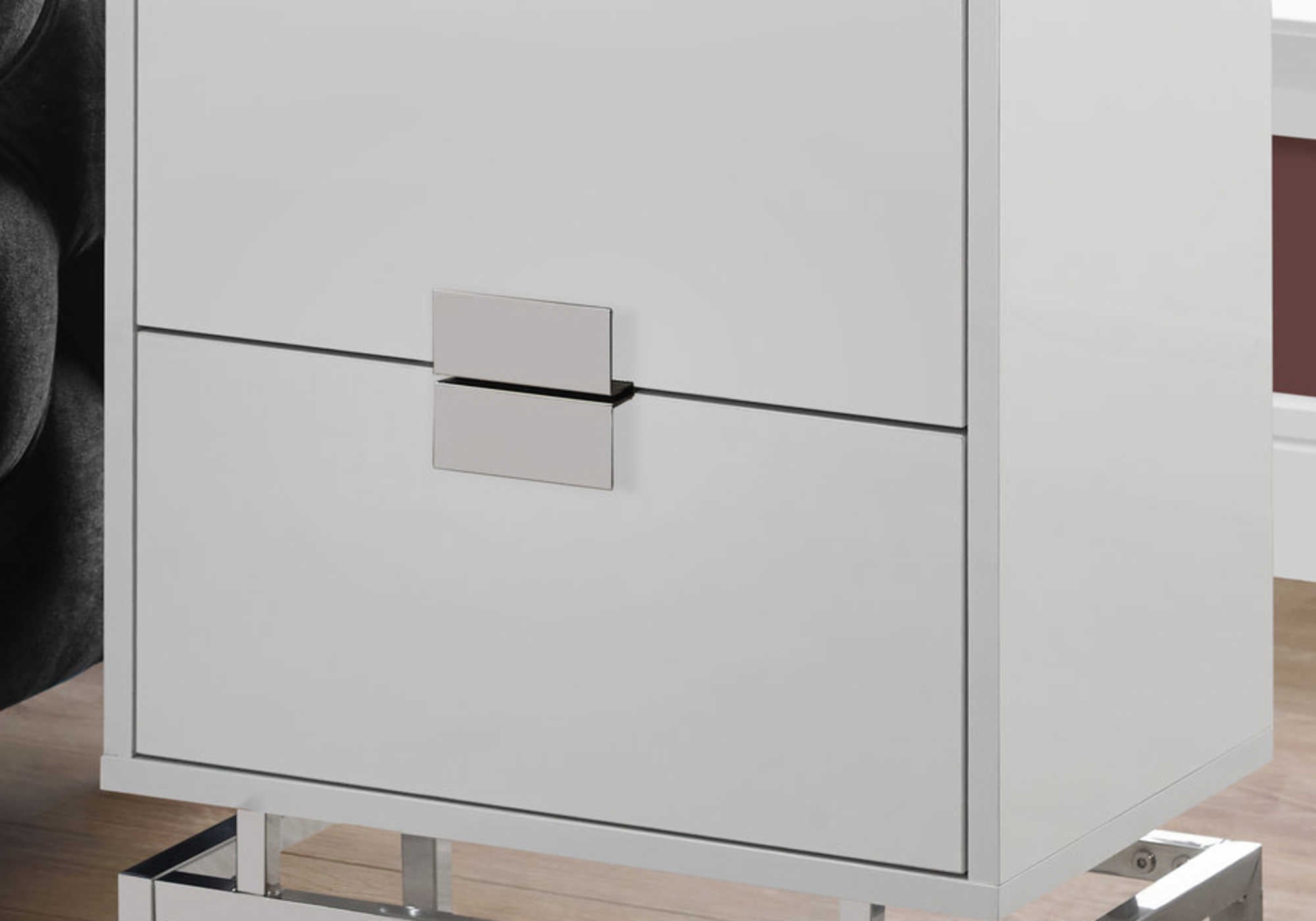 TABLE DE CHEVET - 24"H BLANC LUSTRE / METAL CHROME – I 3490.