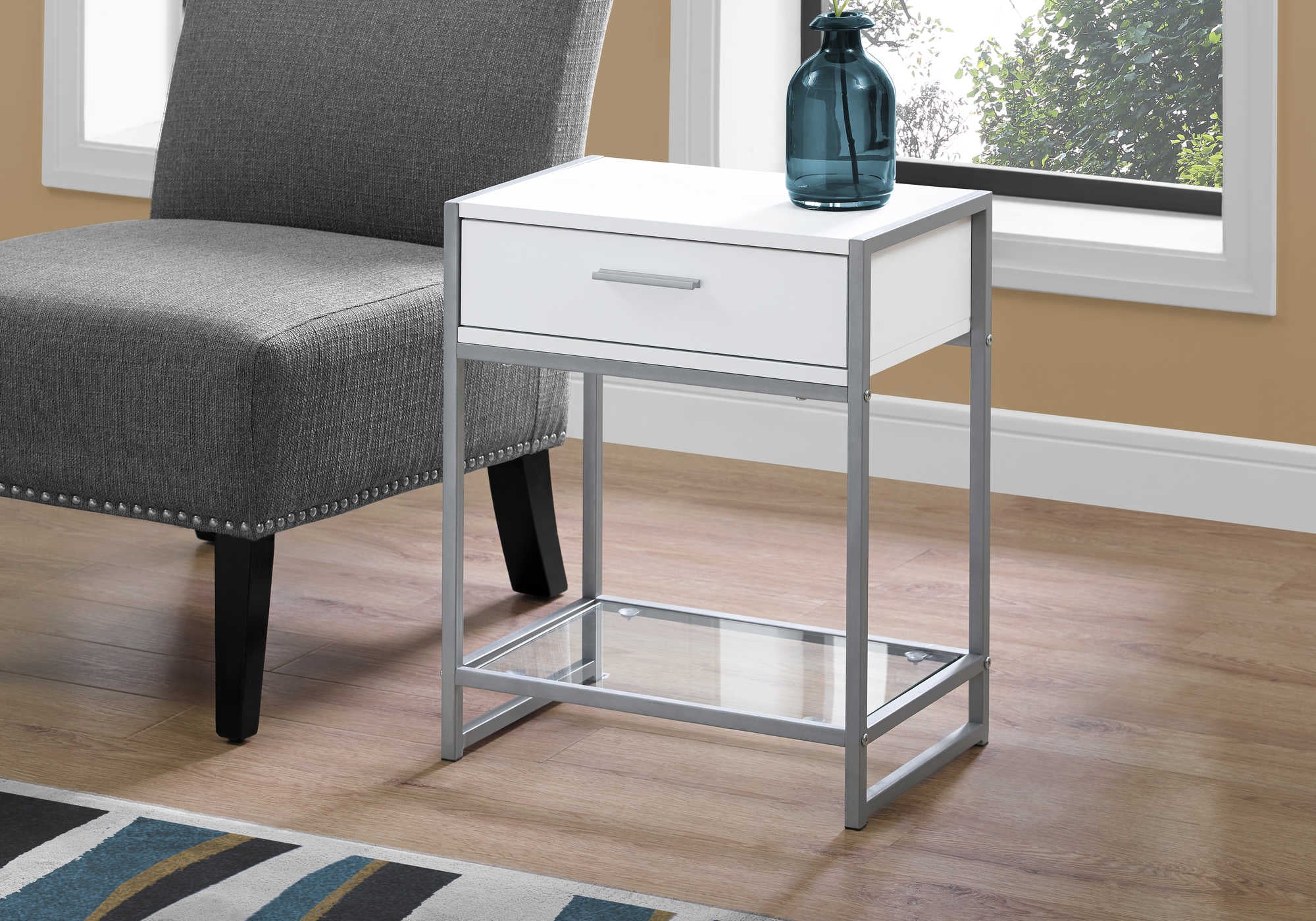 TABLE DE CHEVET - 22"H / BLANC / ARGENT / VERRE TREMPE – I 3503.
