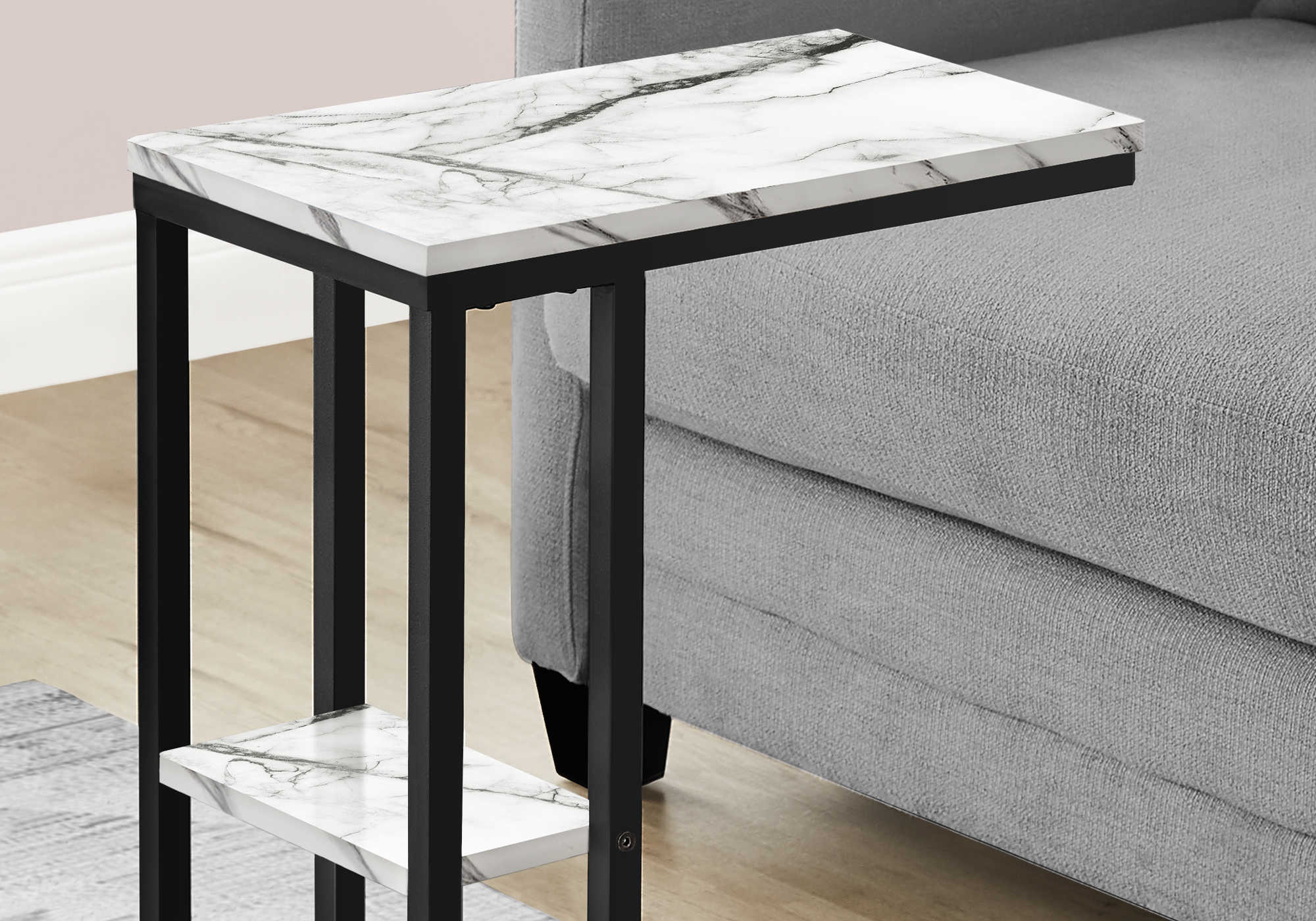 TABLE DE CHEVET - 25"H / MARBRE BLANC / METAL NOIR – I 3675.