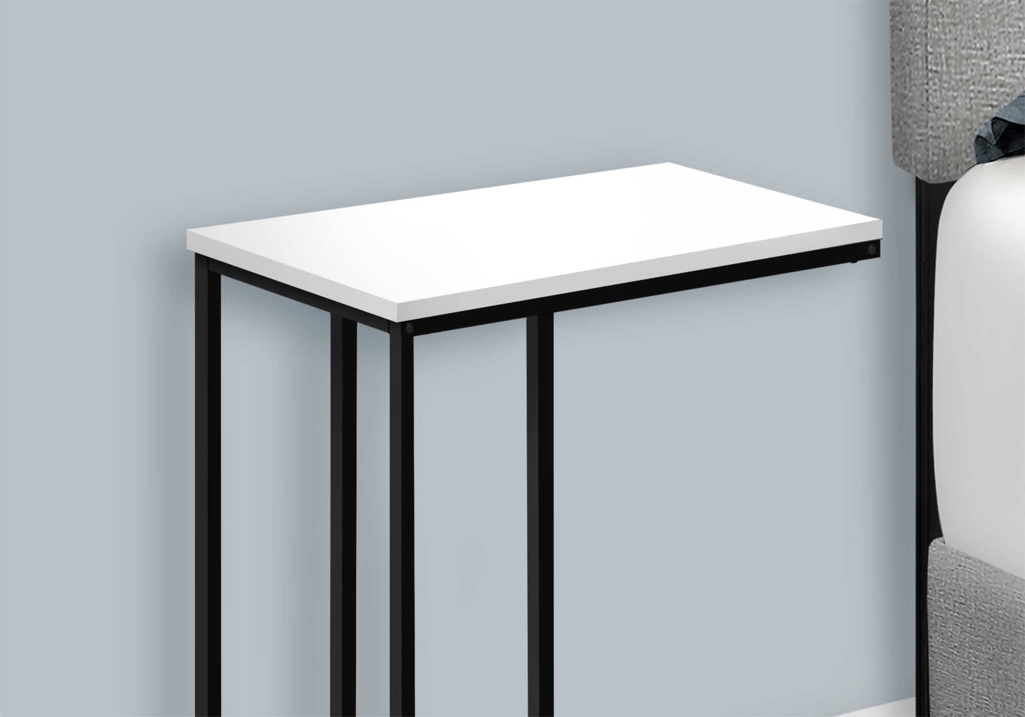 TABLE DE CHEVET - 25"H / BLANC / METAL NOIR – I 3760.