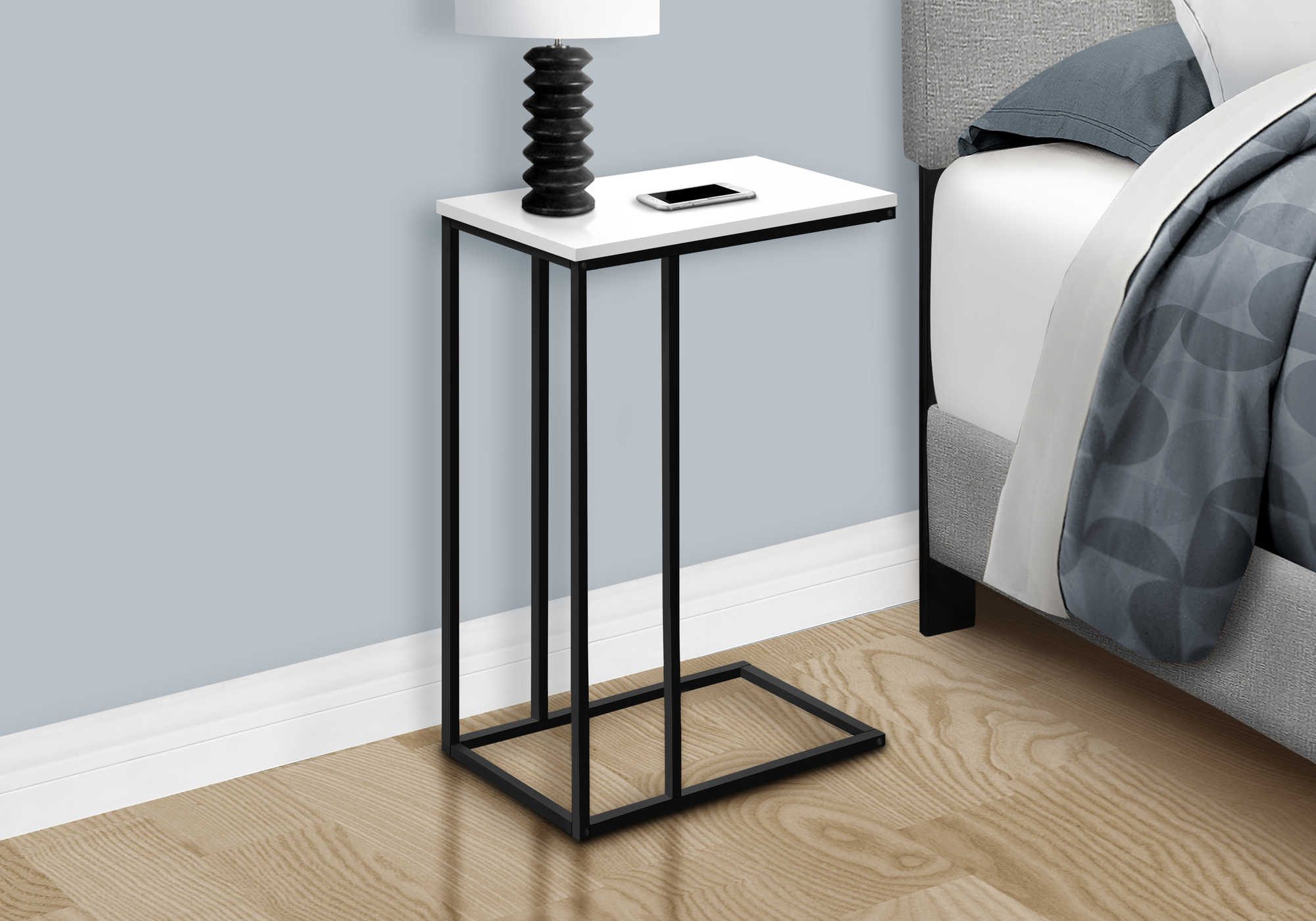 TABLE DE CHEVET - 25"H / BLANC / METAL NOIR – I 3760.