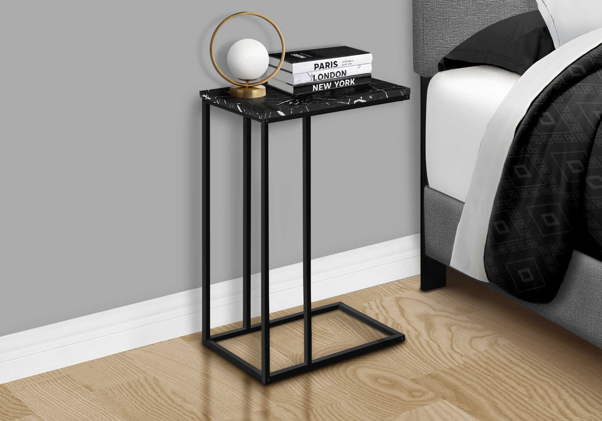 TABLE DE CHEVET - 25"H / MARBRE NOIR / METAL NOIR – I 3763.