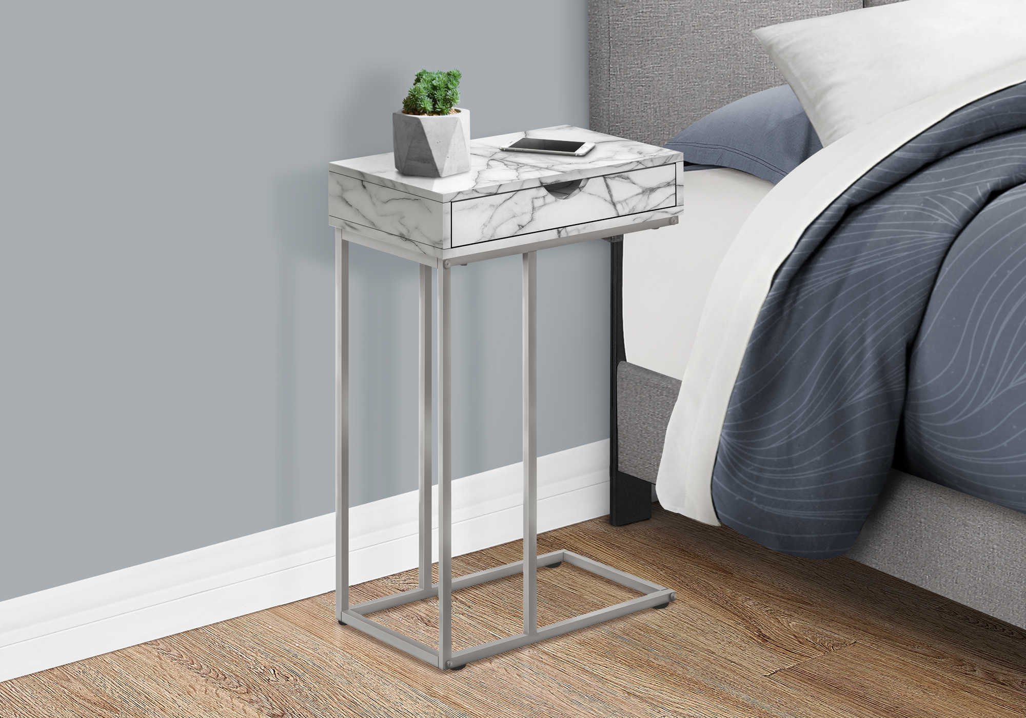TABLE DE CHEVET - 25"H / MARBRE BLANC / METAL ARGENT – I 3772.