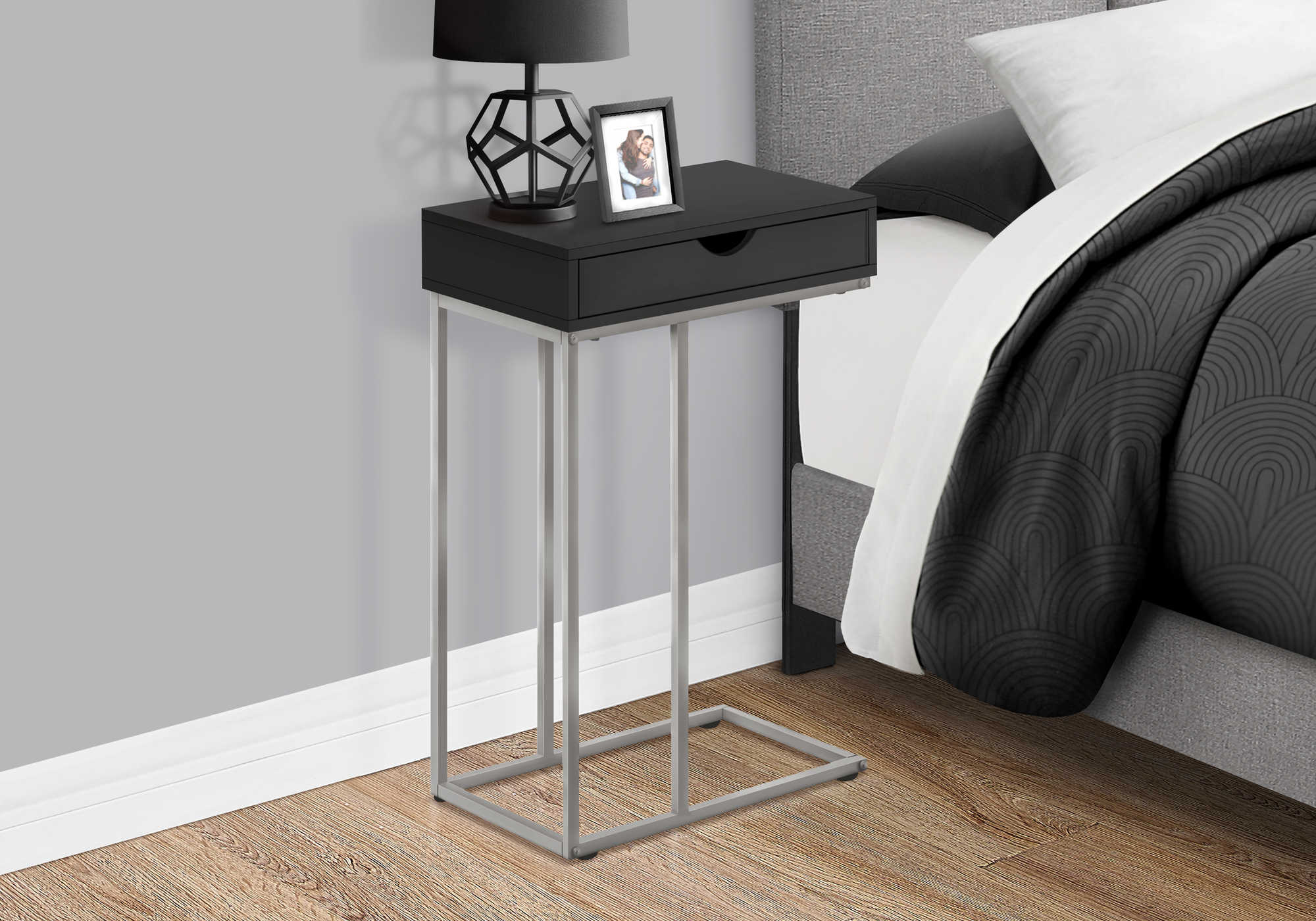 TABLE DE CHEVET - 25"H / NOIR / METAL ARGENT – I 3773.