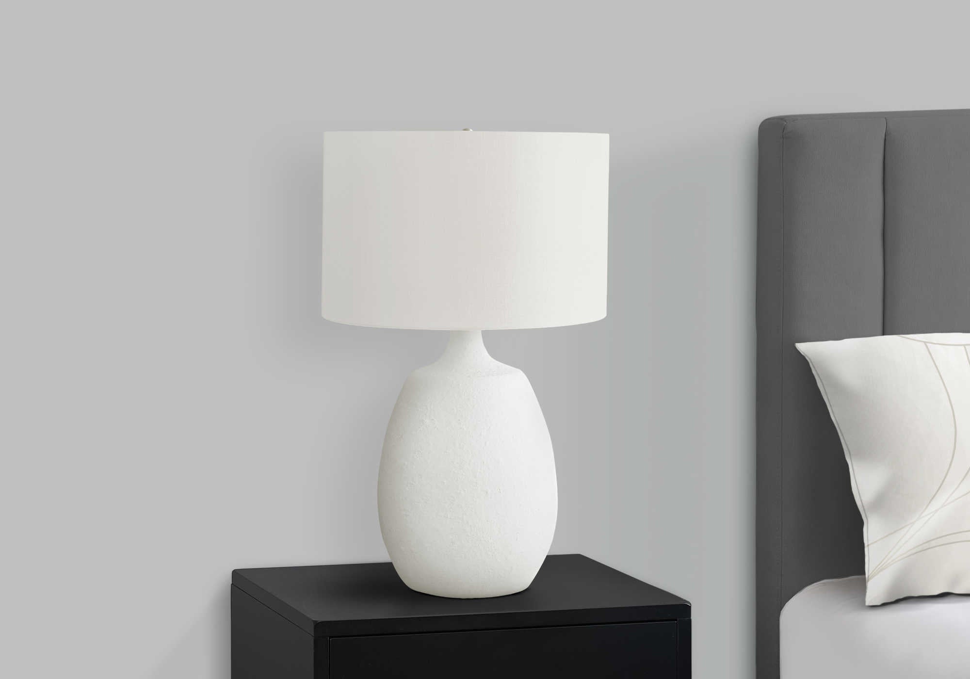 LUMINAIRE - 26"H LAMPE DE TABLE CREME RESINE / IVOIRE – I 9609.