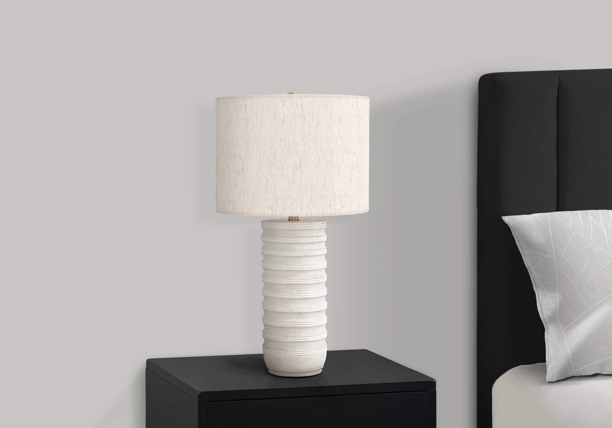 LUMINAIRE - 28"H LAMPE DE TABLE CREME RESINE / IVOIRE – I 9706.