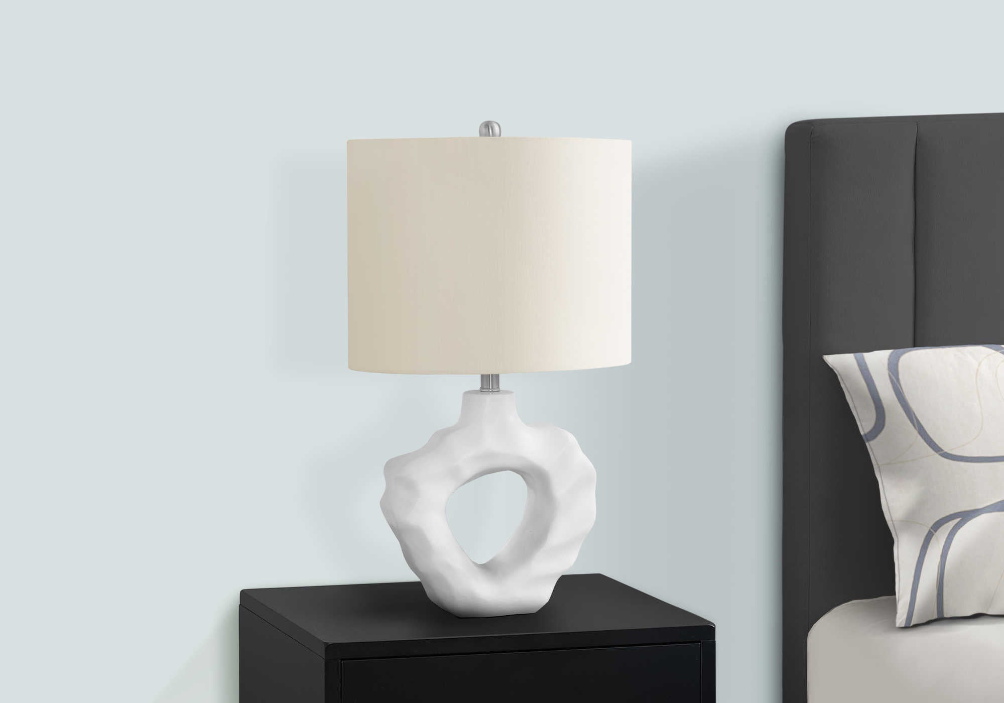 LUMINAIRE - 25"H LAMPE DE TABLE CREME RESINE / IVOIRE – I 9727.