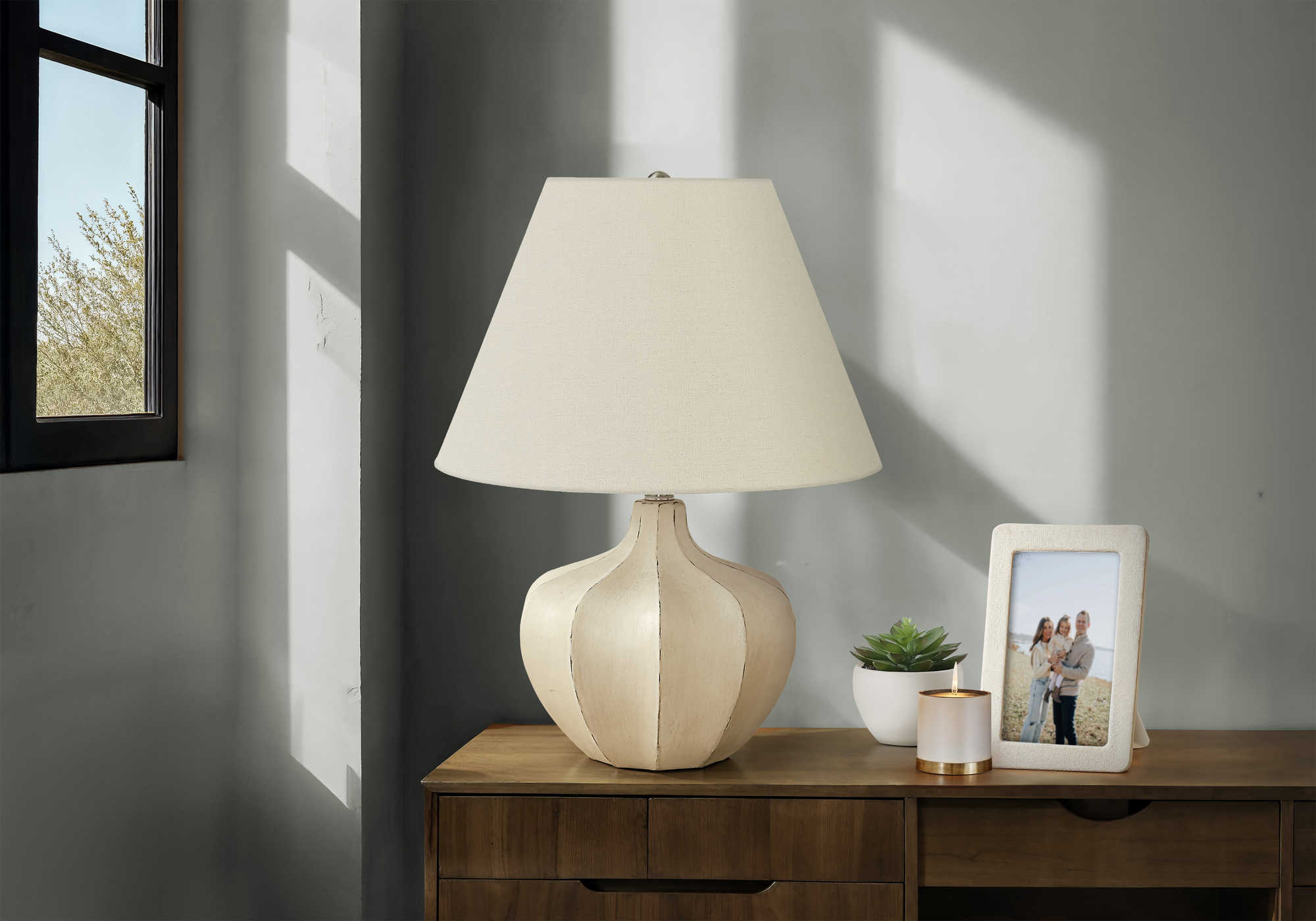LUMINAIRE - 21"H LAMPE DE TABLE CREME RESINE / IVOIRE – I 9733.