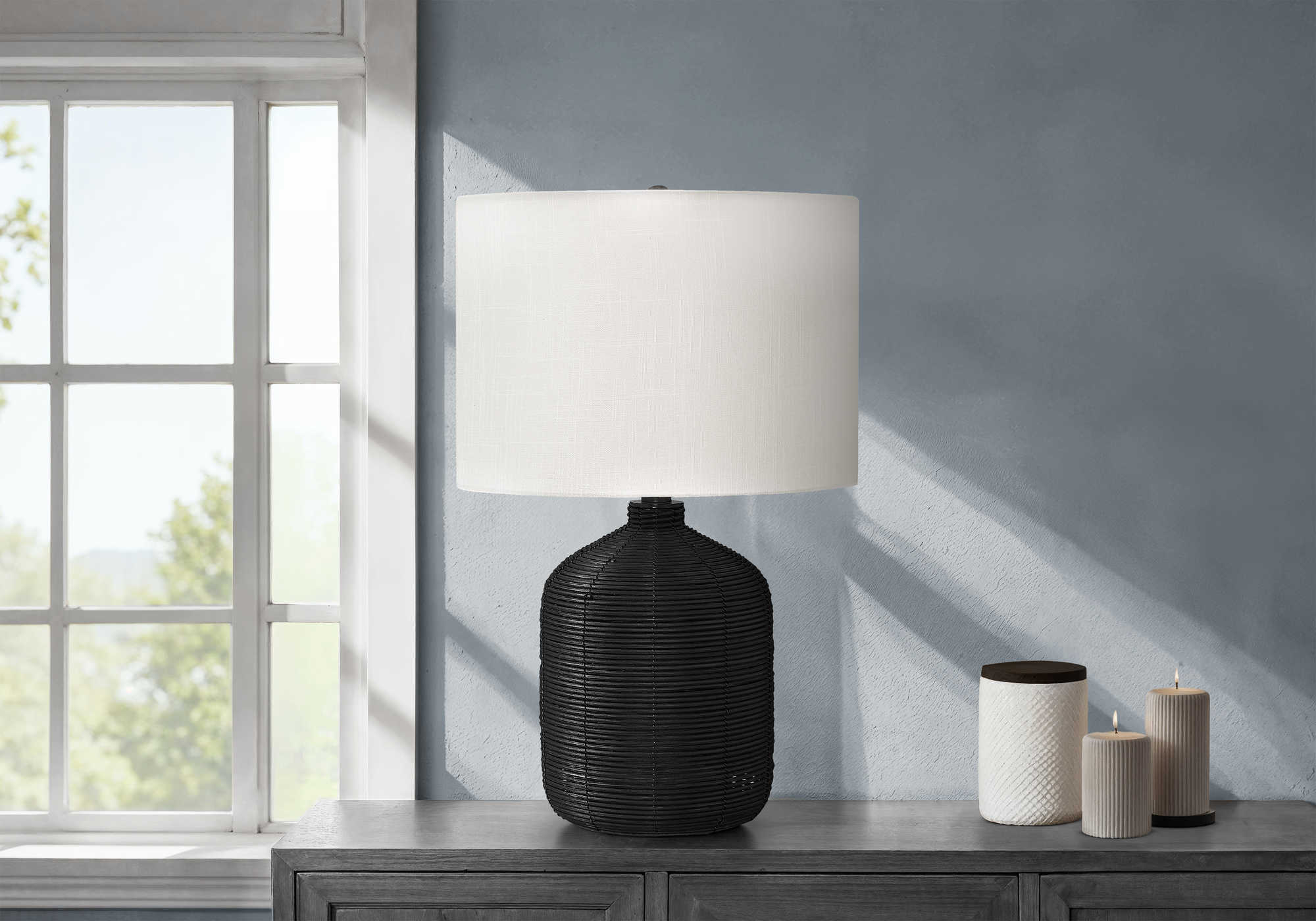 LUMINAIRE - 23"H LAMPE DE TABLE NOIR ROTIN / IVOIRE – I 9734.