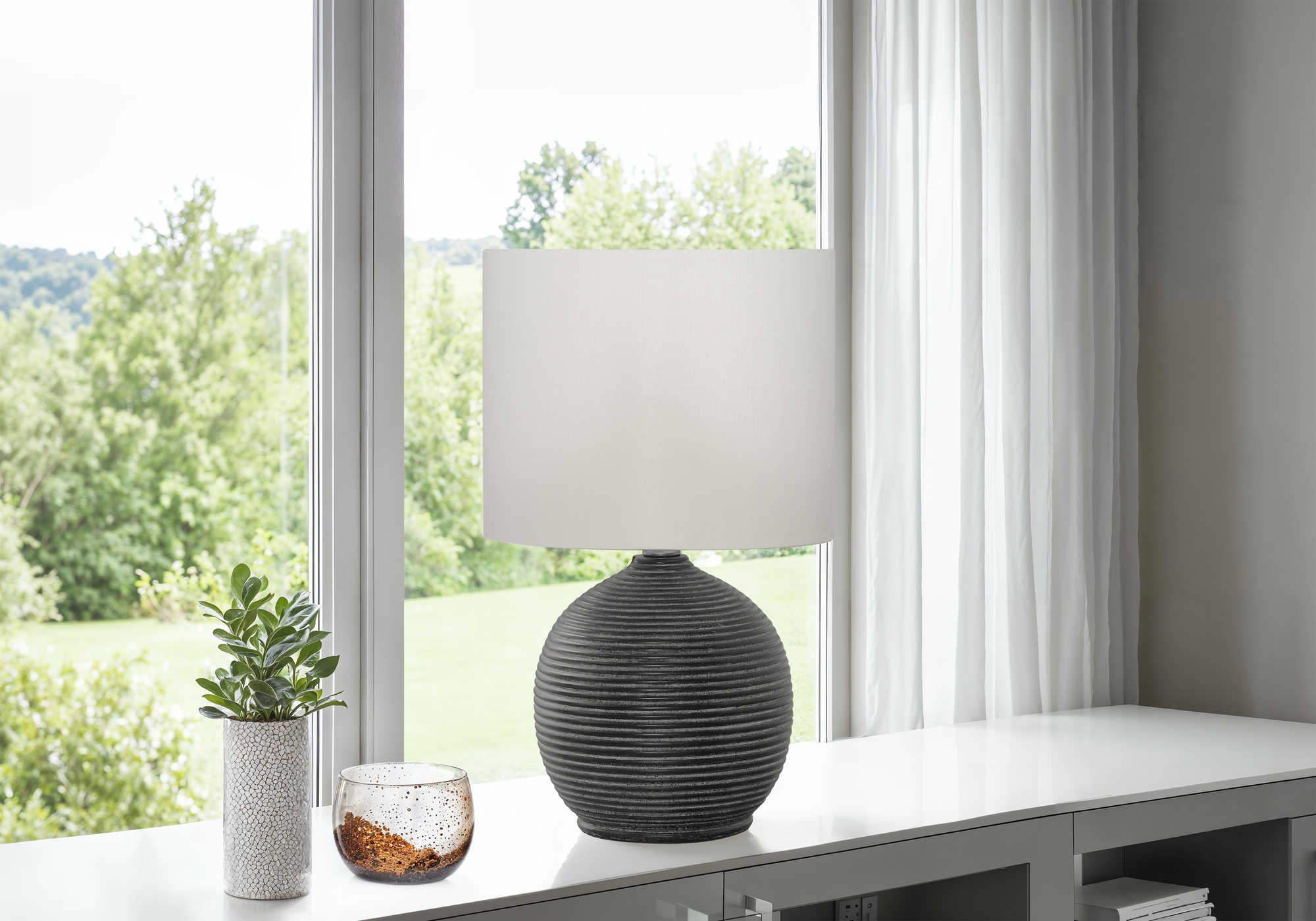 LUMINAIRE - 16"H LAMPE DE TABLE NOIR RESINE / IVOIRE – I 9764.