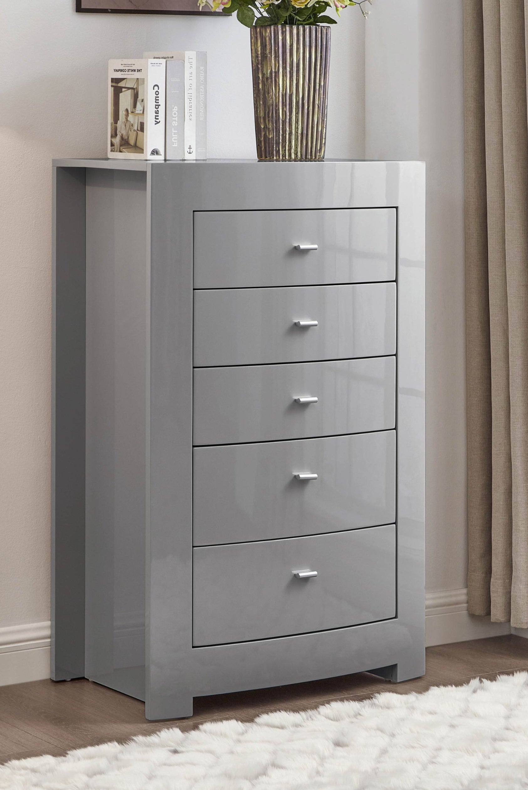 Features 5 Pull-Out Drawers Chest – New York Chest