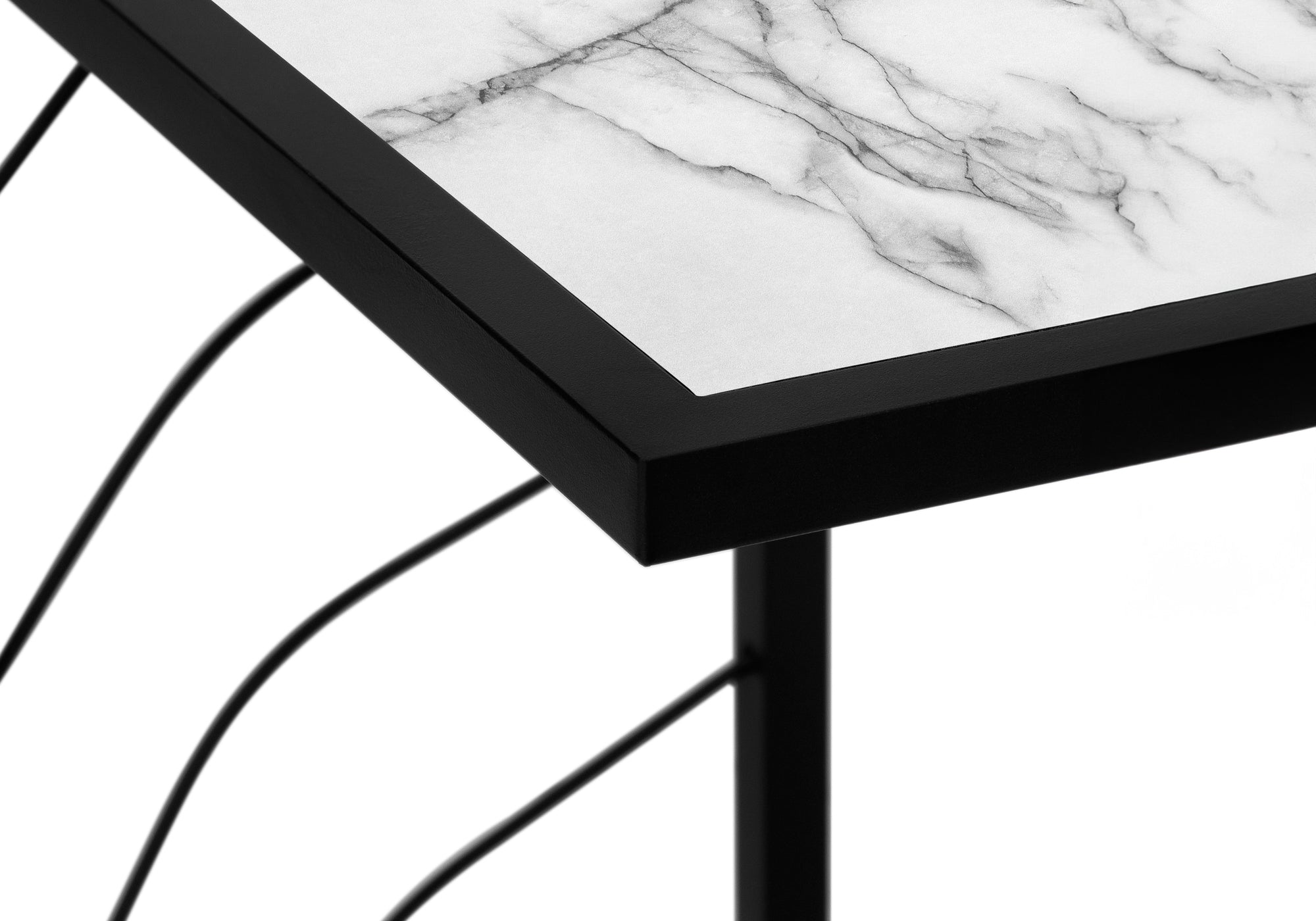 TABLE DE CHEVET - 25"H / FAUX MARBRE BLANC / METAL NOIR – I 3300.