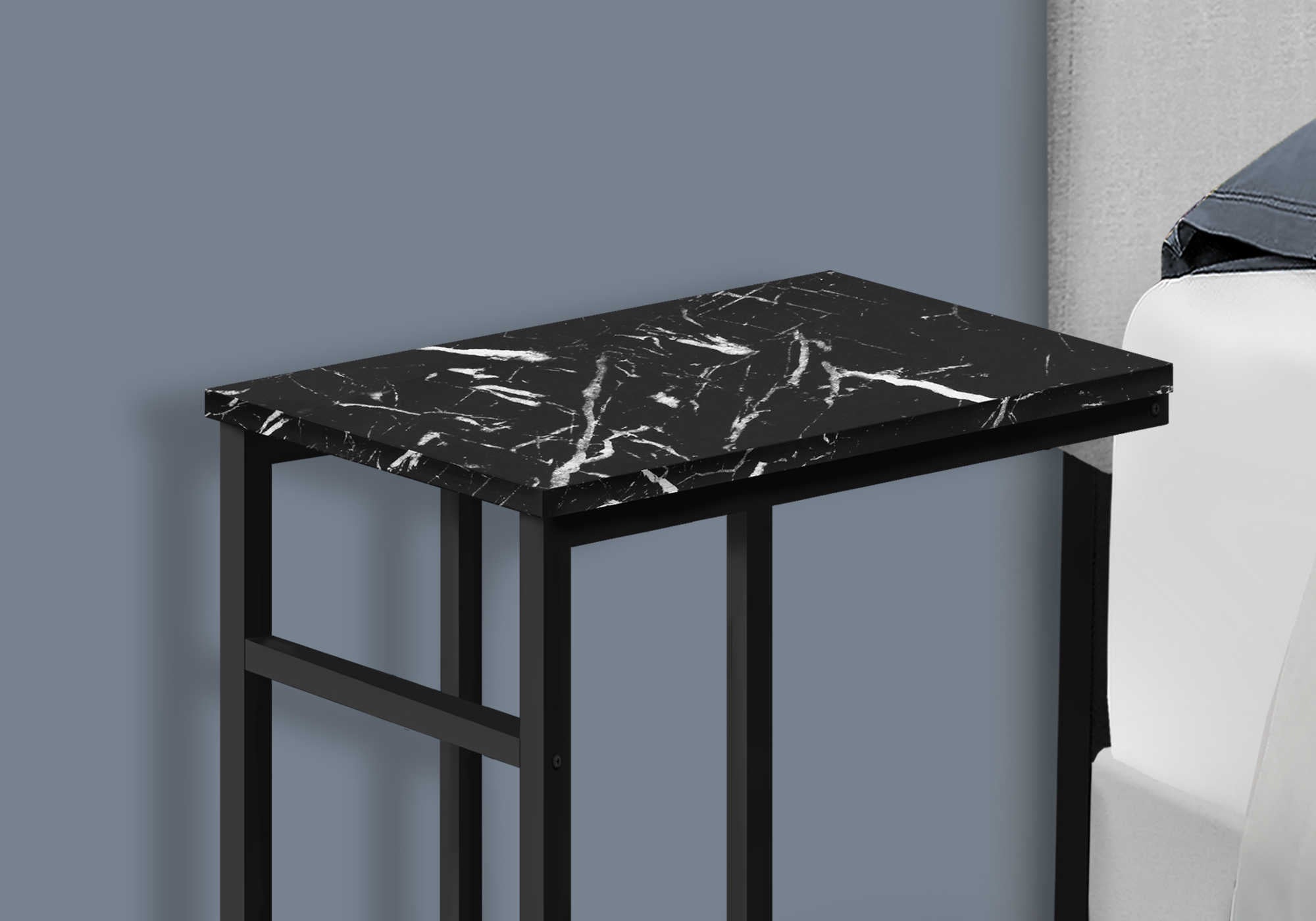 TABLE DE CHEVET - 24"H / MARBRE NOIR / METAL NOIR – I 2174.