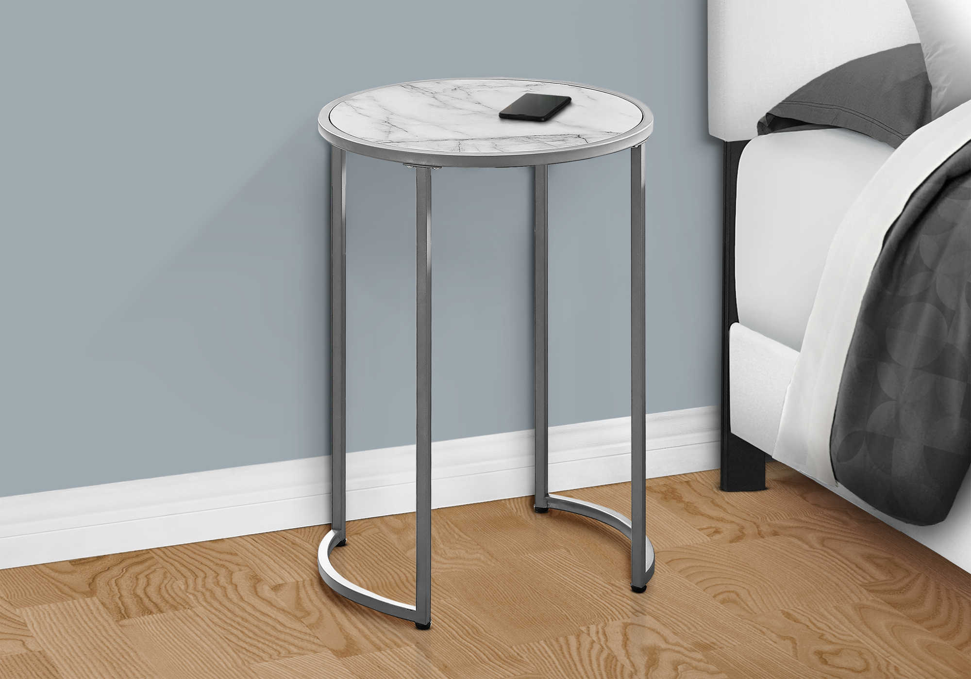 TABLE DE CHEVET - 24"H / FAUX MARBRE BLANC / METAL ARGENT – I 2205.