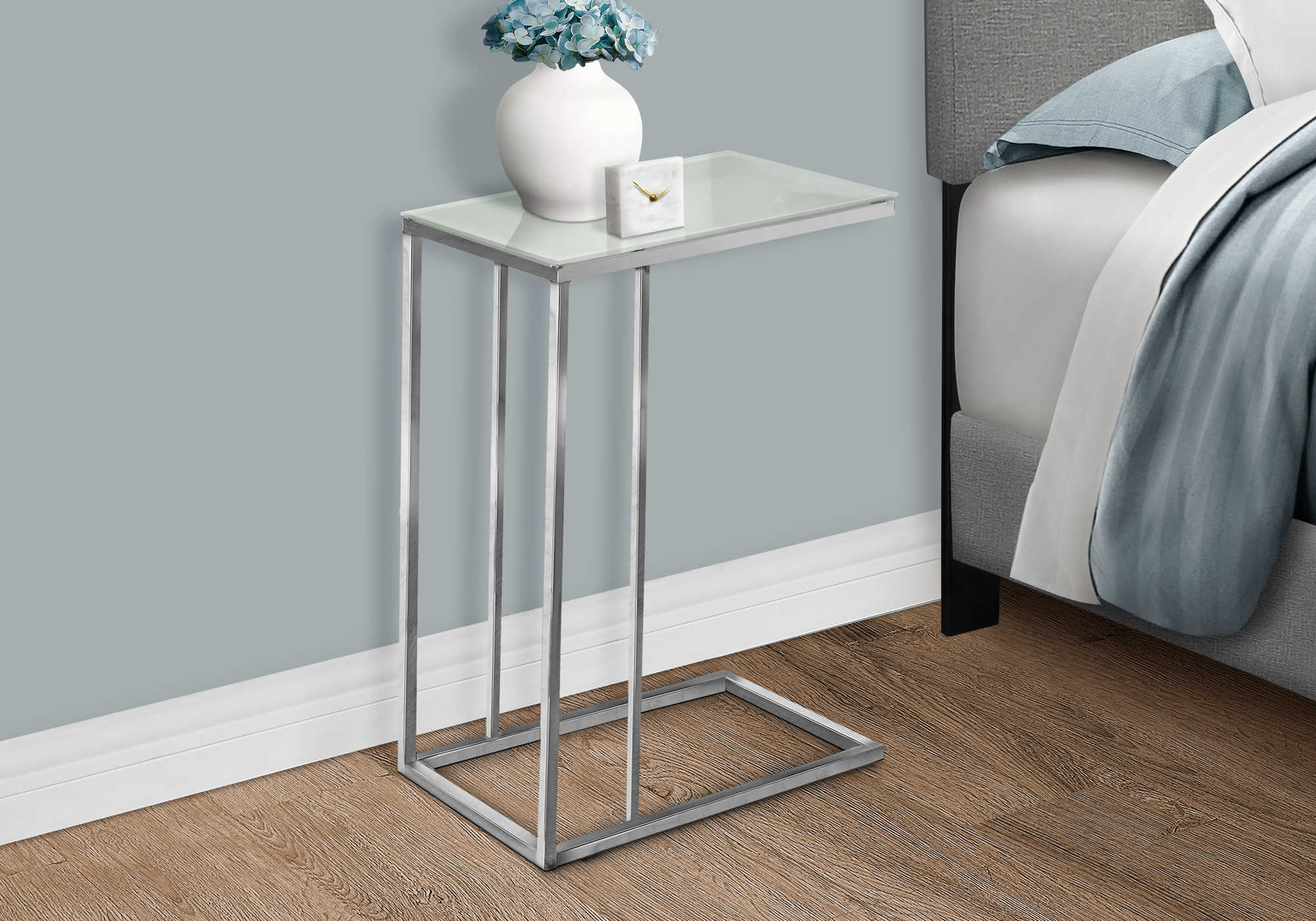 TABLE DE CHEVET - METAL CHROME AVEC VERRE TREMPE GIVRE – I 3000.