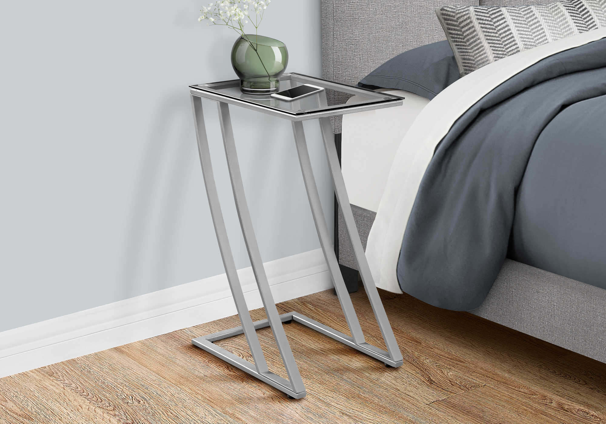 TABLE DE CHEVET - METAL ARGENT AVEC VERRE TREMPE – I 3090.