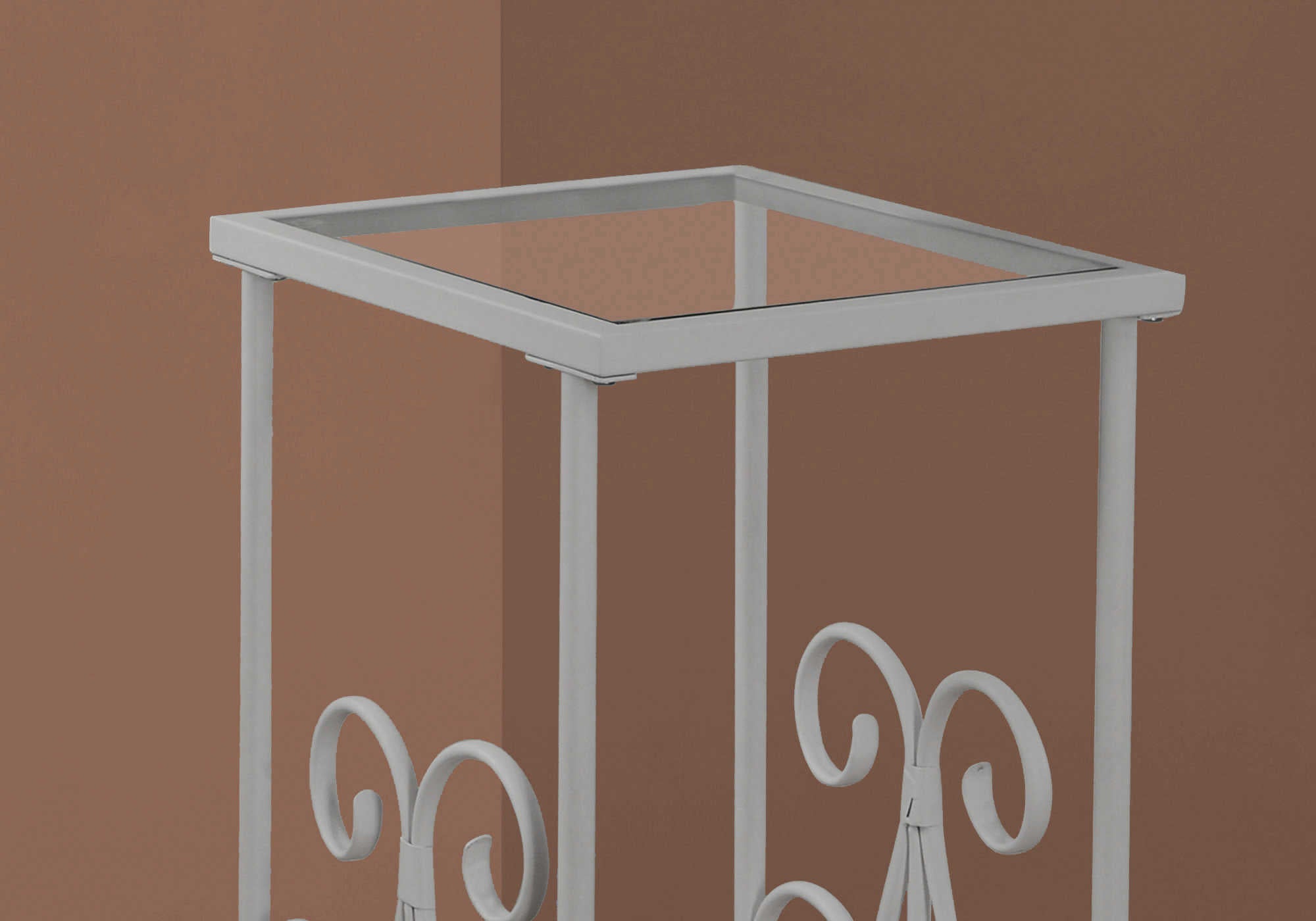 TABLE DE CHEVET - 30"H / METAL ARGENT AVEC VERRE TREMPE – I 3158.