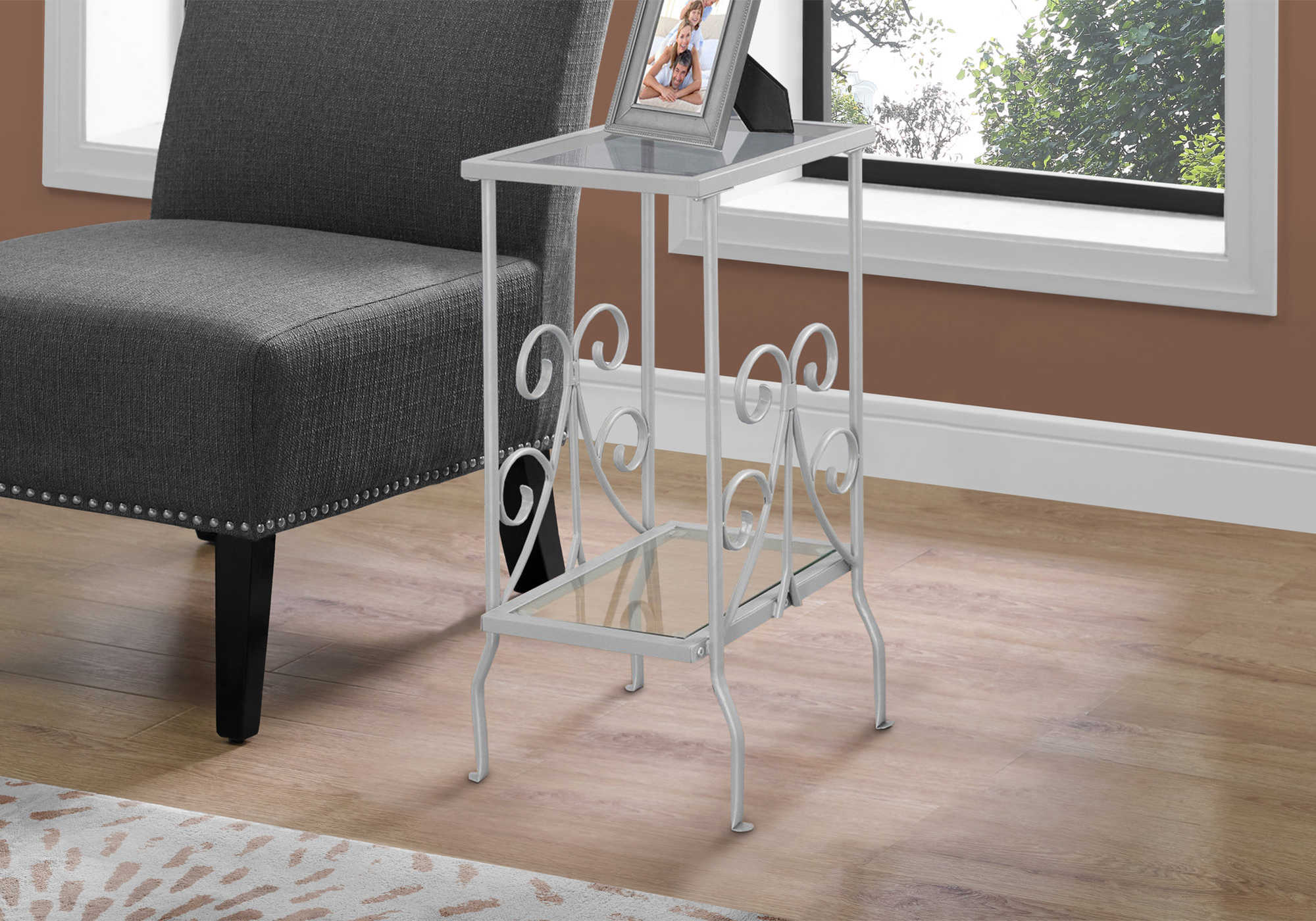 TABLE DE CHEVET - 30"H / METAL ARGENT AVEC VERRE TREMPE – I 3158.