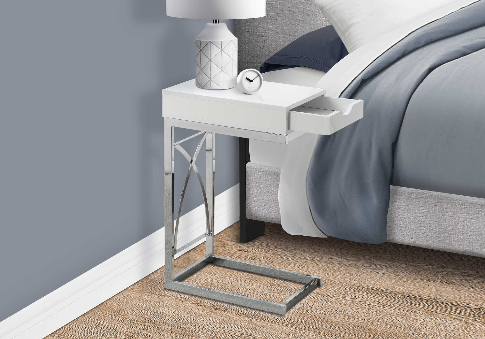 TABLE DE CHEVET - METAL CHROME / BLANC LUSTRE ET TIROIR – I 3170.