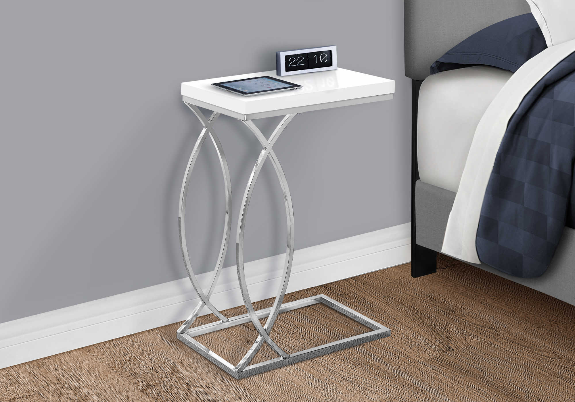 TABLE DE CHEVET - BLANC LUSTRE ET METAL CHROME – I 3184.