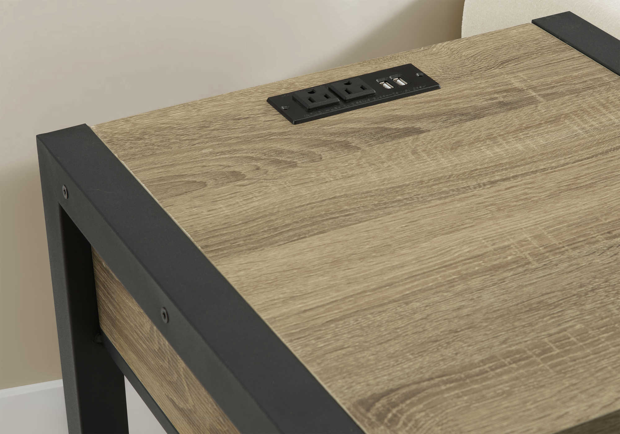 TABLE D'APPOINT - 24"H / TAUPE / METAL NOIR USB / PRISE – I 3200