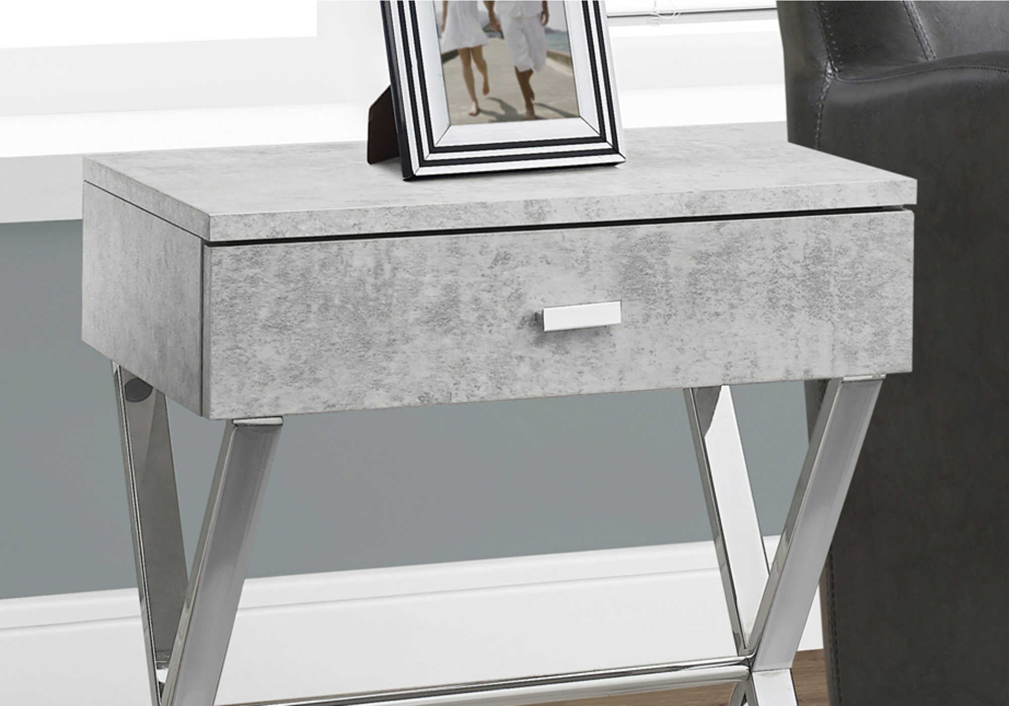 TABLE DE CHEVET - 24"H / GRIS CIMENTE / METAL CHROME – I 3264.