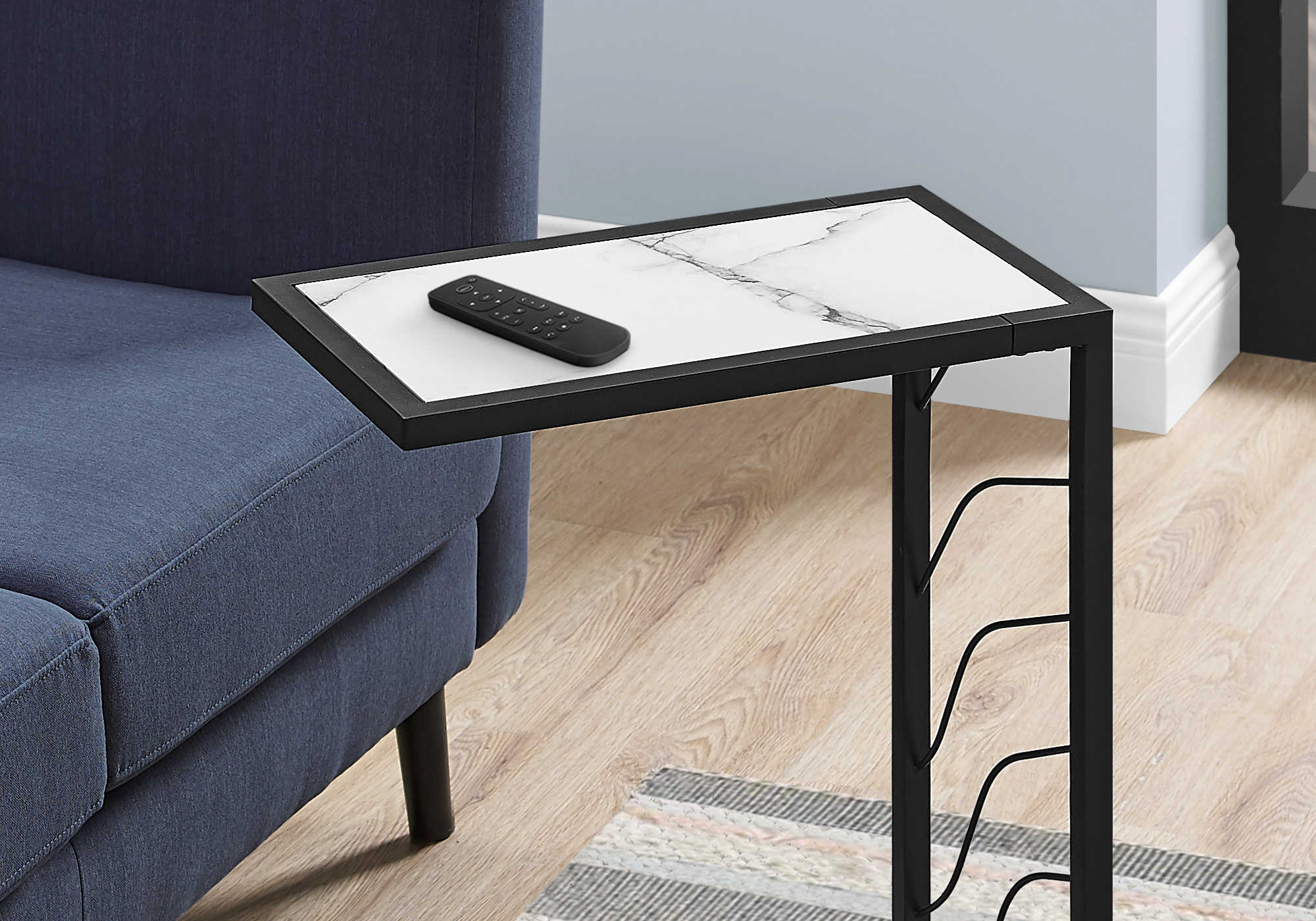 TABLE DE CHEVET - 25"H / FAUX MARBRE BLANC / METAL NOIR – I 3300.