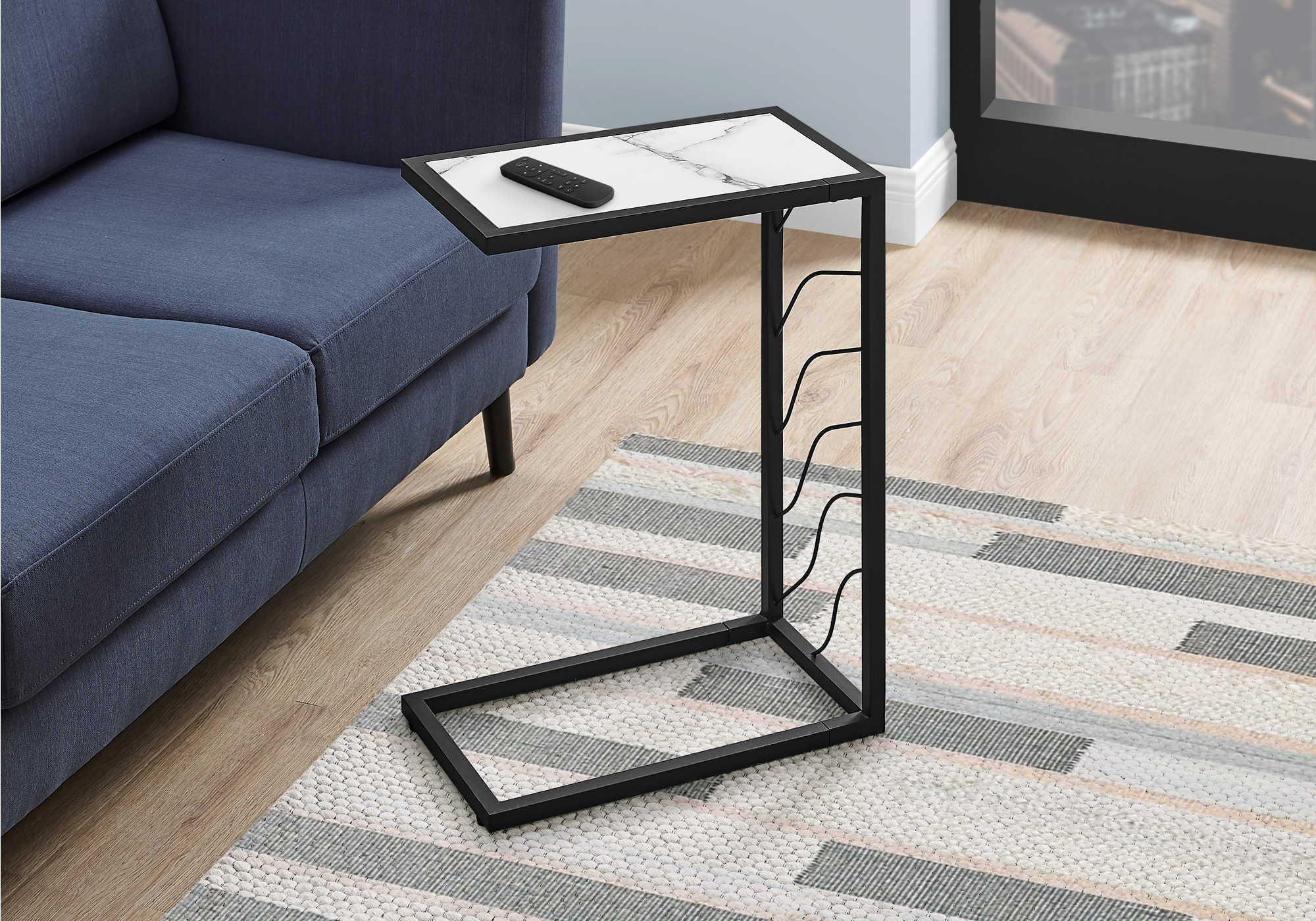 TABLE DE CHEVET - 25"H / FAUX MARBRE BLANC / METAL NOIR – I 3300.