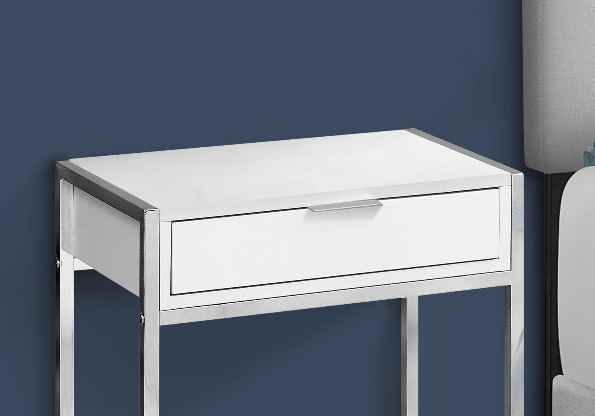 TABLE DE CHEVET - 24"H / BLANC LUSTRE / METAL CHROME – I 3480.