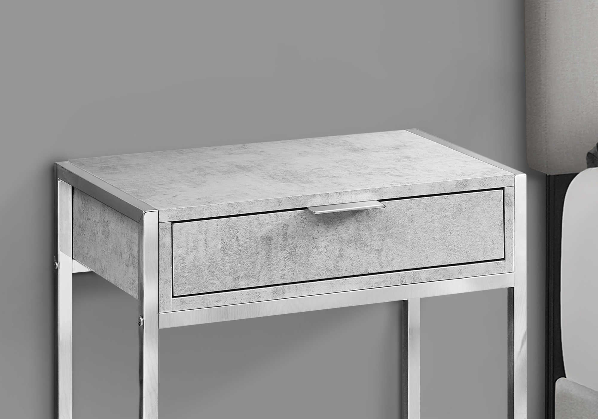 TABLE DE CHEVET - 24"H / GRIS CIMENTE / METAL CHROME – I 3481.