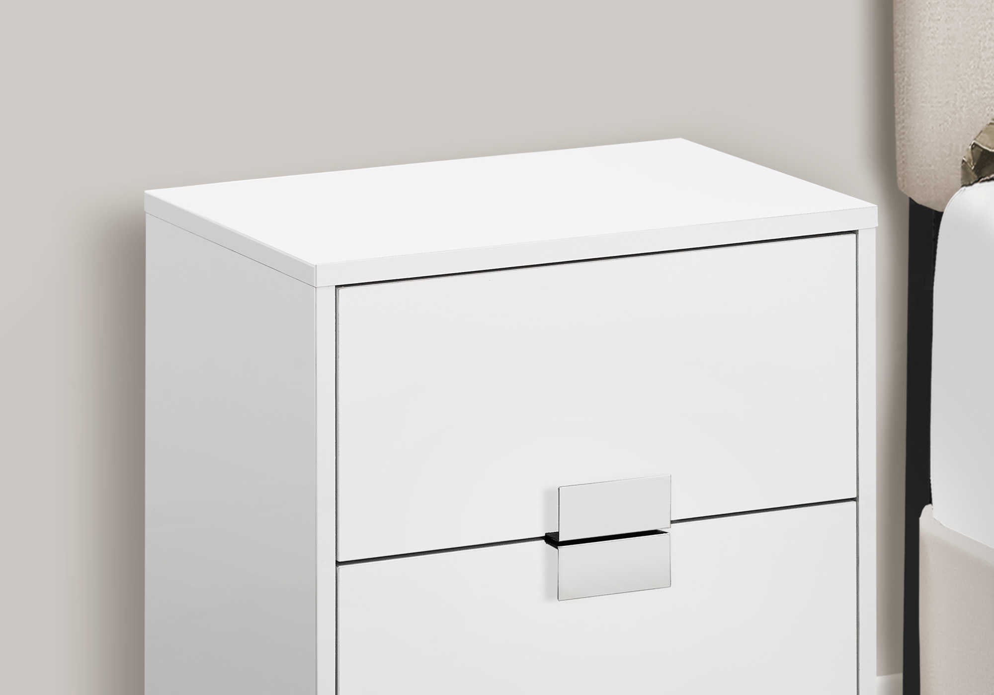 TABLE DE CHEVET - 24"H BLANC LUSTRE / METAL CHROME – I 3490.