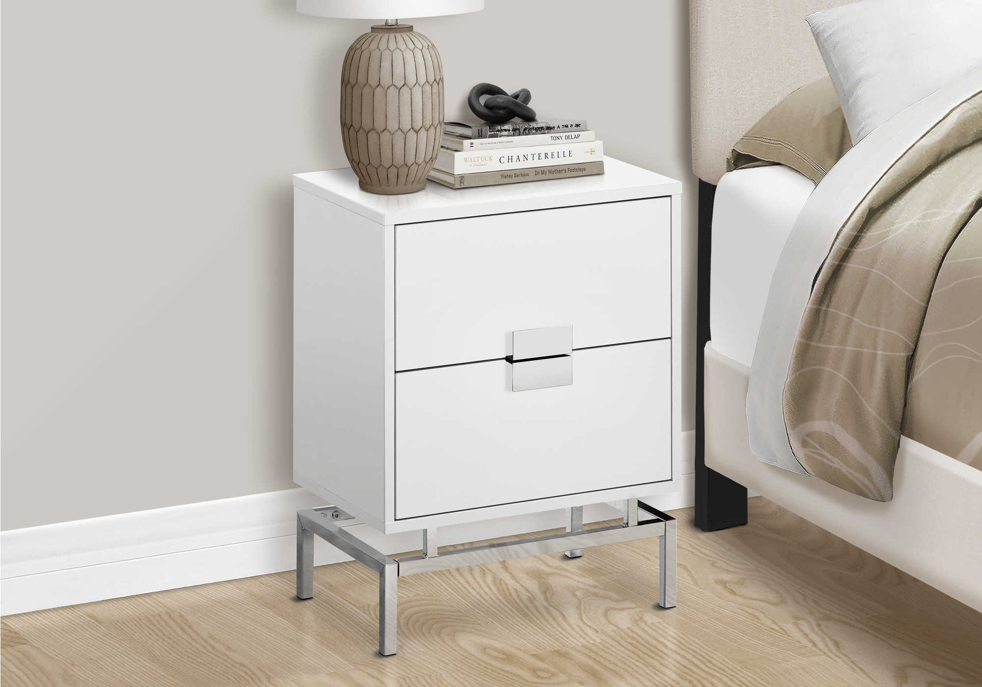 TABLE DE CHEVET - 24"H BLANC LUSTRE / METAL CHROME – I 3490.