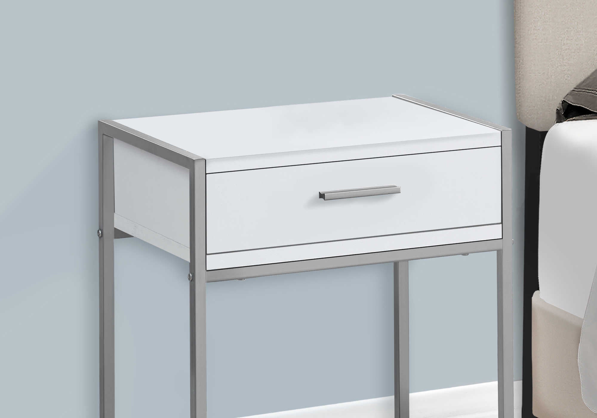 TABLE DE CHEVET - 22"H / BLANC / ARGENT / VERRE TREMPE – I 3503.