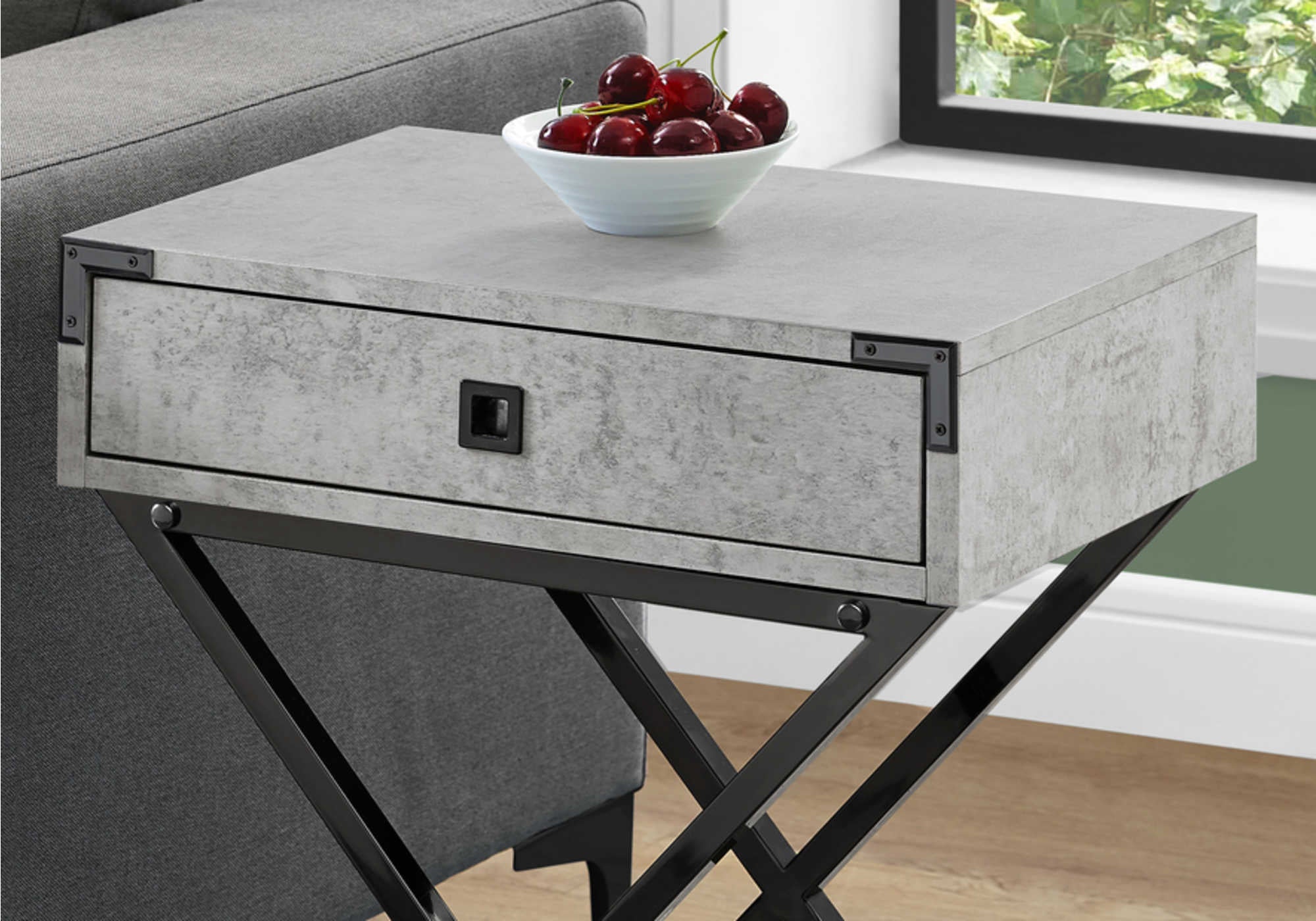 TABLE DE CHEVET - 24"H / GRIS CIMENTE / METAL NICKEL NOIR – I 3552.