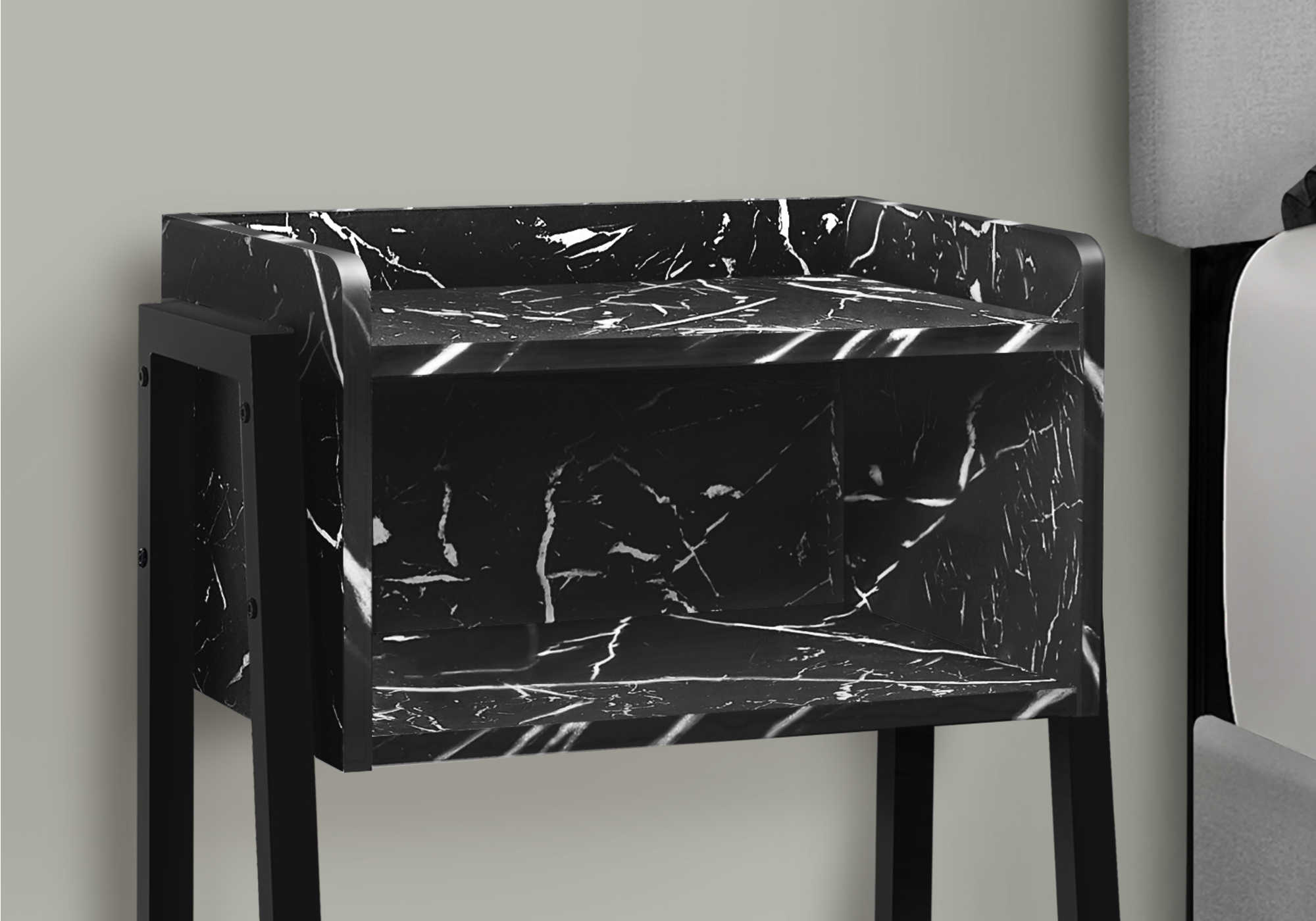 TABLE DE CHEVET - 23"H / MARBRE NOIR / METAL NOIR – I 3590.