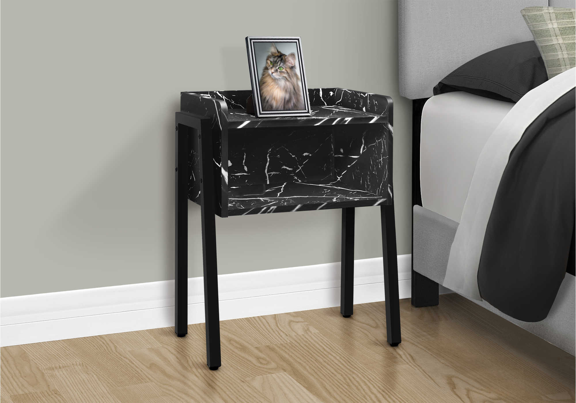 TABLE DE CHEVET - 23"H / MARBRE NOIR / METAL NOIR – I 3590.