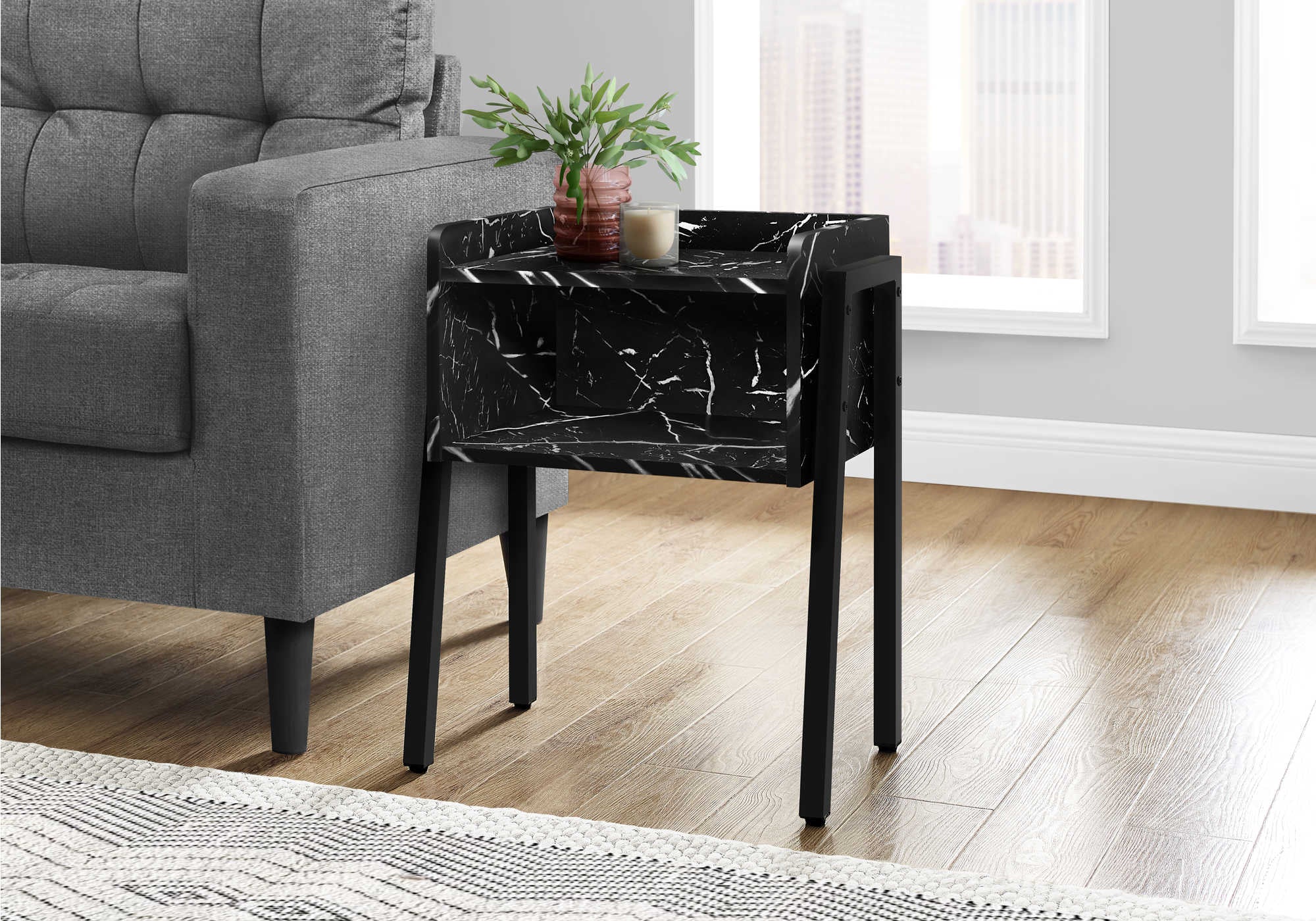 TABLE DE CHEVET - 23"H / MARBRE NOIR / METAL NOIR – I 3590.