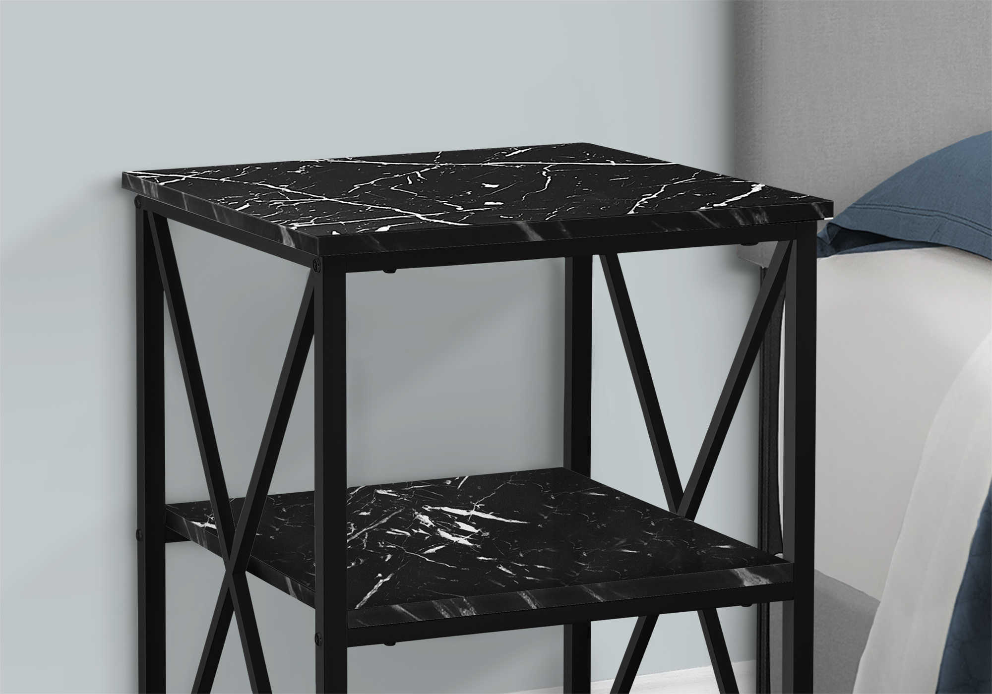 TABLE DE CHEVET - 26"H / MARBRE NOIR / METAL NOIR – I 3595.