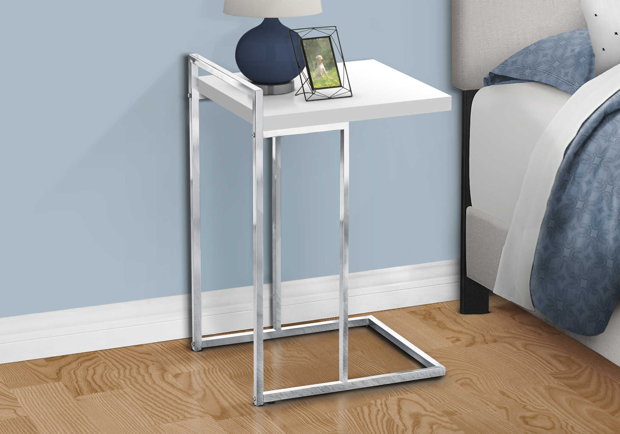 TABLE DE CHEVET - 25"H / BLANC LUSTRE / METAL CHROME – I 3636.