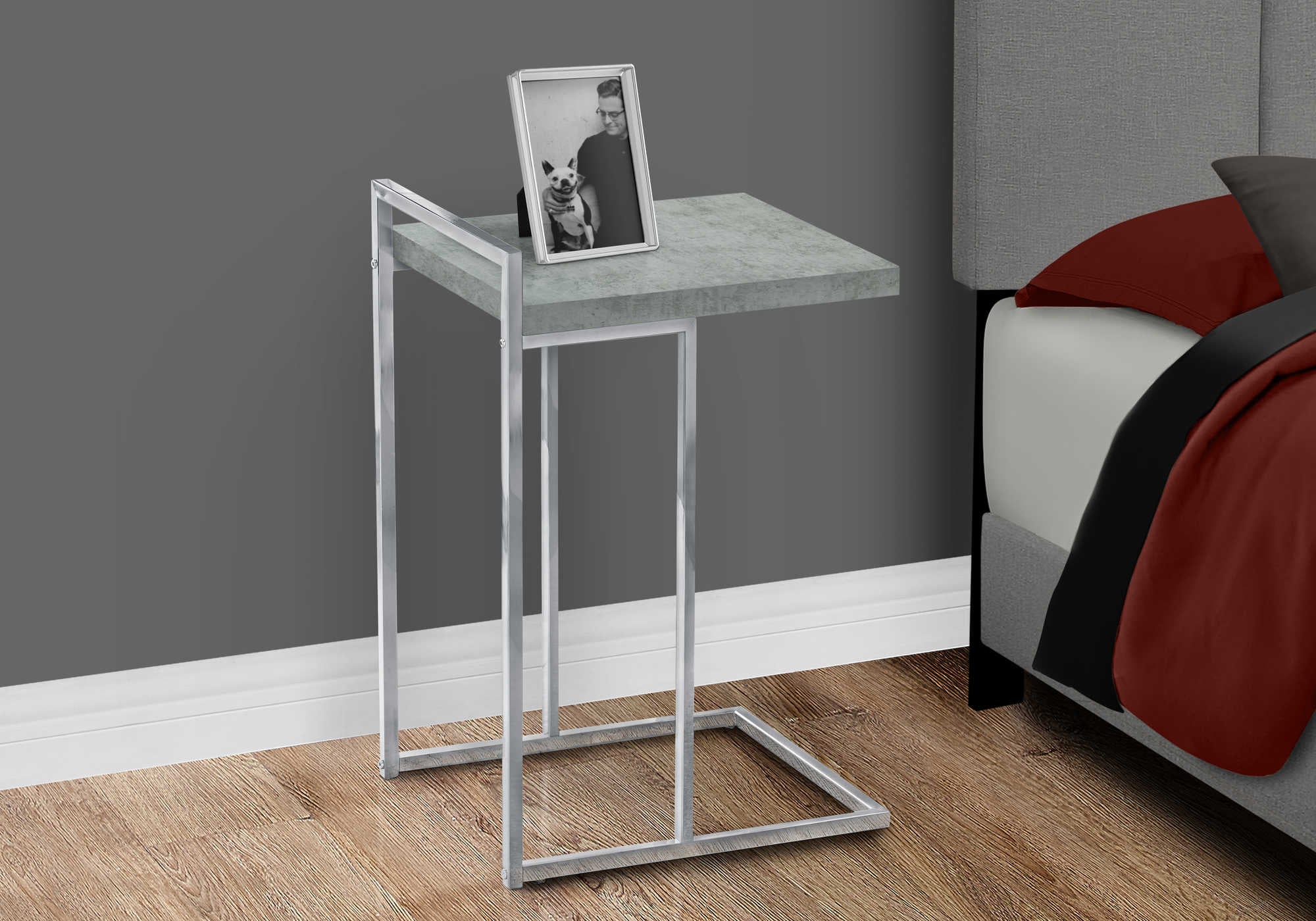 TABLE DE CHEVET - 25"H / GRIS CIMENTE / METAL CHROME – I 3639.