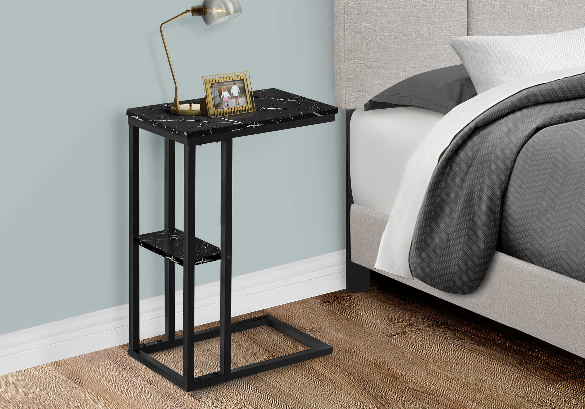TABLE DE CHEVET - 25"H / MARBRE NOIR / METAL NOIR – I 3674.
