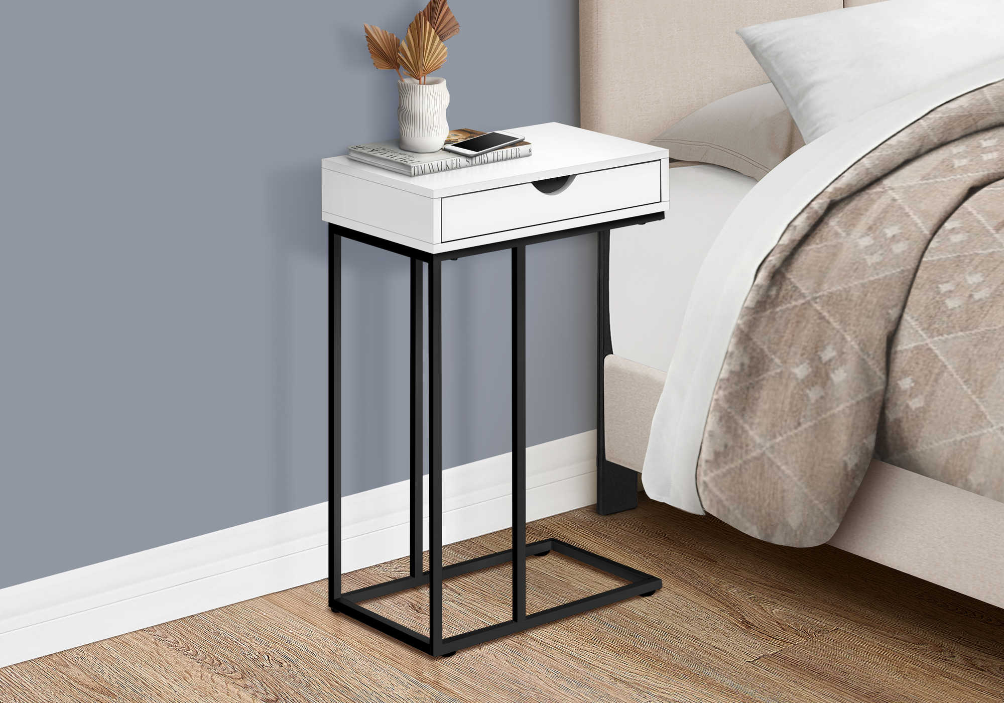 TABLE DE CHEVET - 25"H / BLANC / METAL NOIR – I 3770.