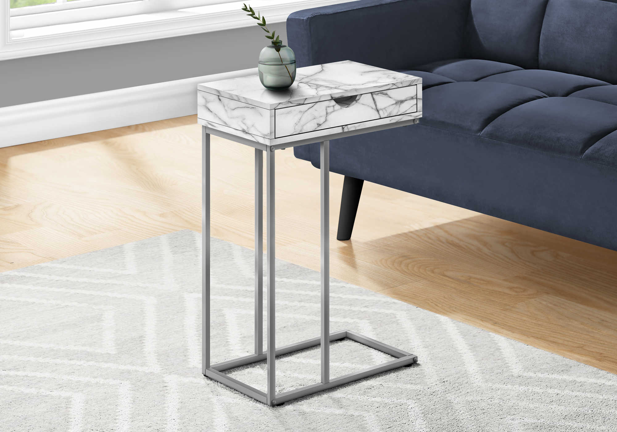TABLE DE CHEVET - 25"H / MARBRE BLANC / METAL ARGENT – I 3772.