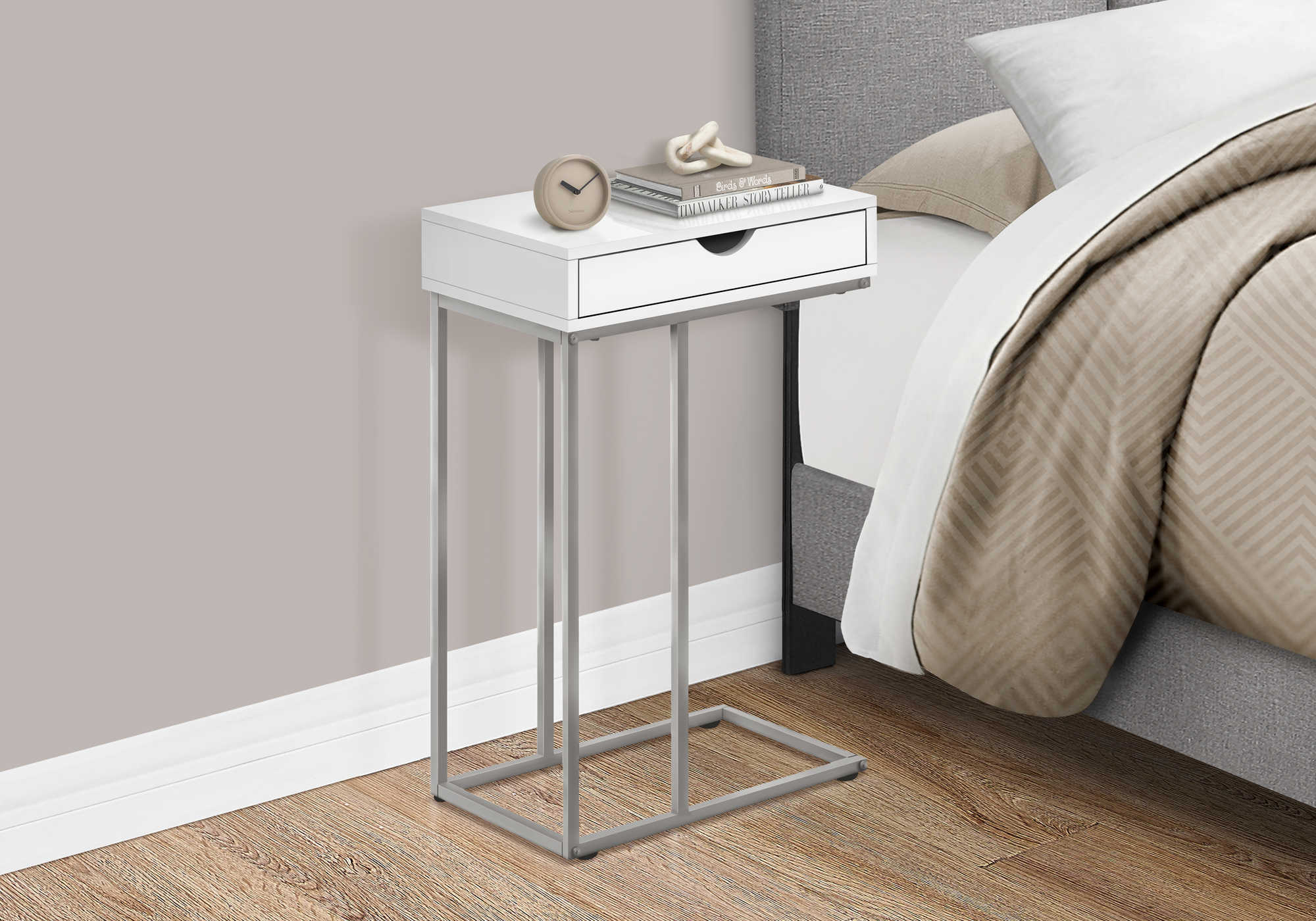 TABLE DE CHEVET - 25"H / BLANC / METAL ARGENT – I 3774.